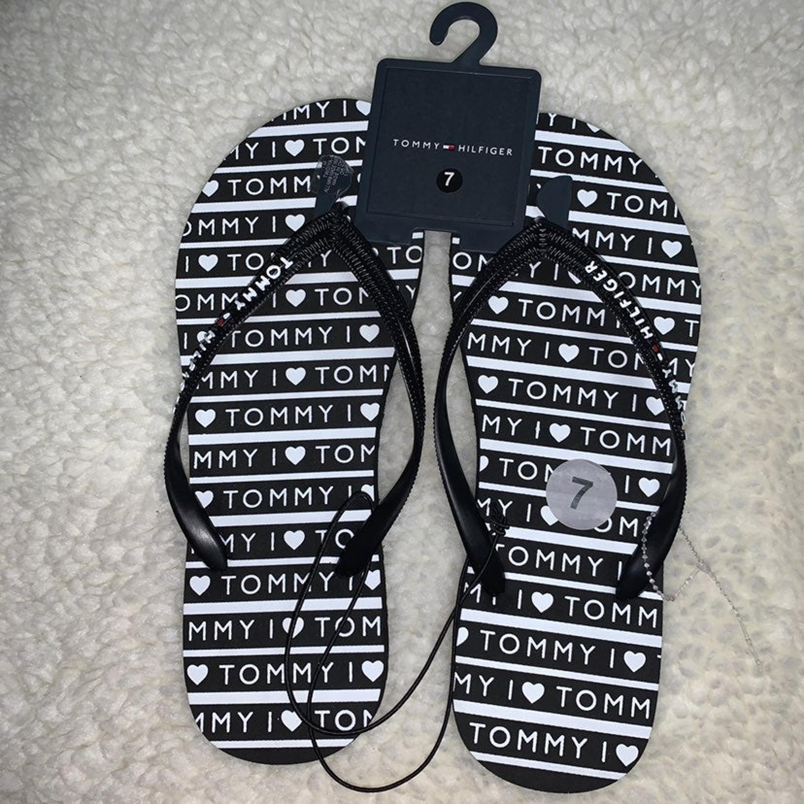 Tommy Hilfiger thong slippers size 7
