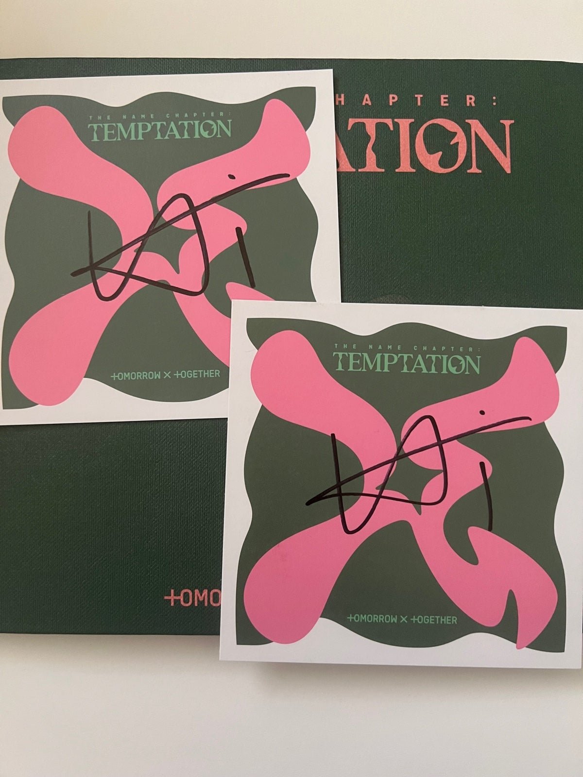 txt hueningkai signed postcard