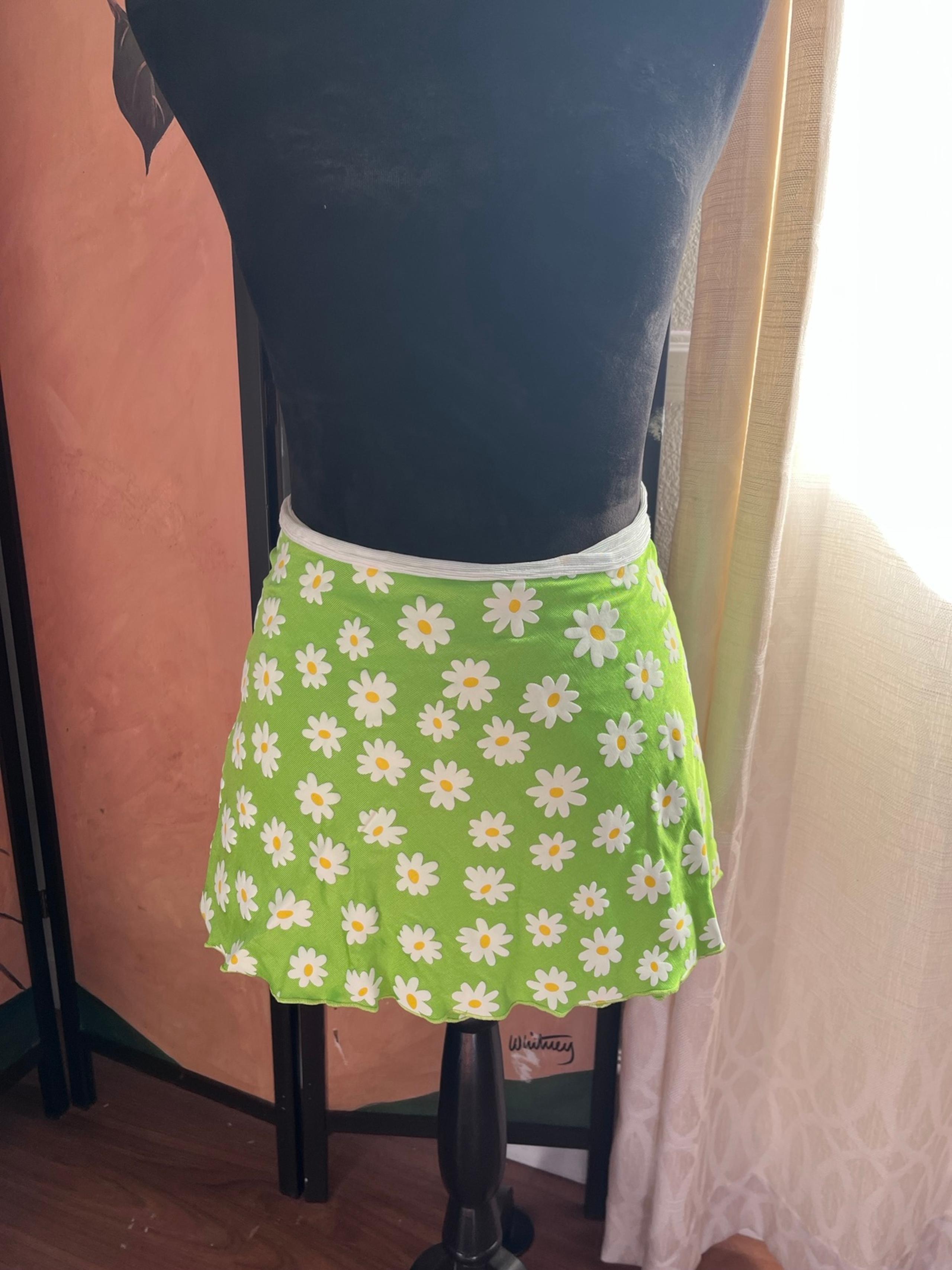 dELiA*s Women Used To Know Ya Daisy Print Wrap Mini Skirt Green Yellow Size M