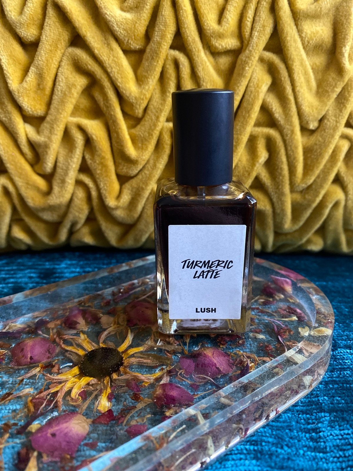 【即日発送】 • Latte Turmeric • ~ Lush ☆ ~ Body ☆ oz 1 ml 30 Spray Perfume 香水(ユニセックス)