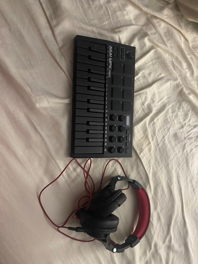 Akai mpk mini 3 with studio head phones