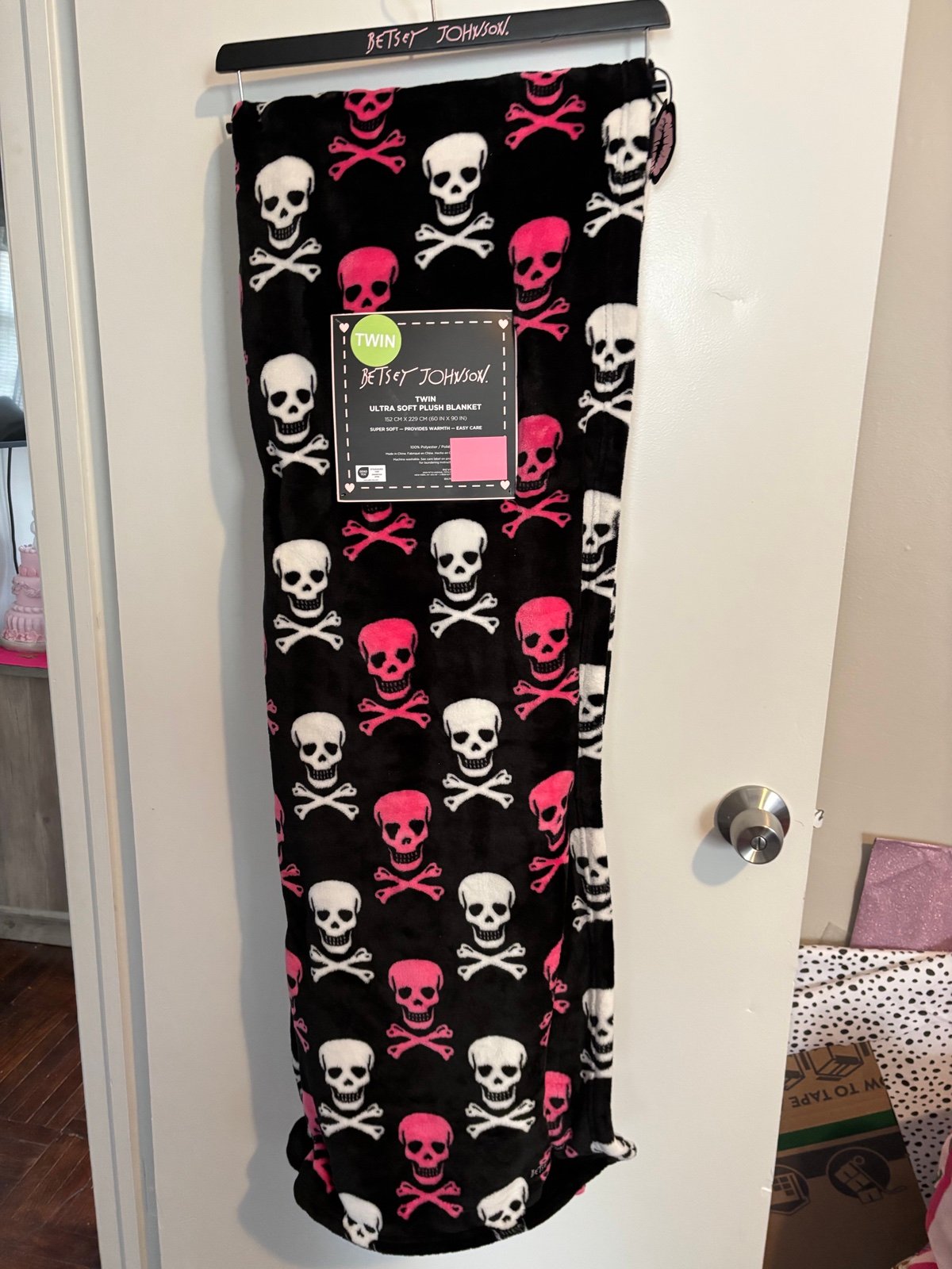 ❤️ Betsey Johnson TWIN SIZE hot pink & white skull throw blanket