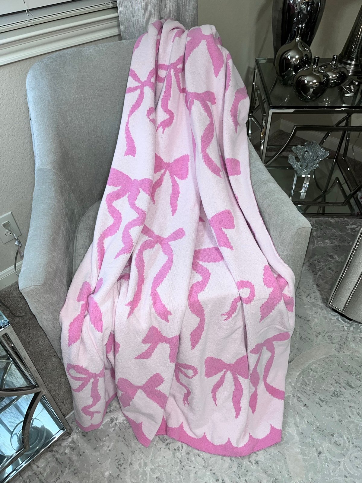 1-NWT CUPCAKE AND CASHMERE PINK BOW DESIGN REVERSIBLE THROW SIZE BLANKET