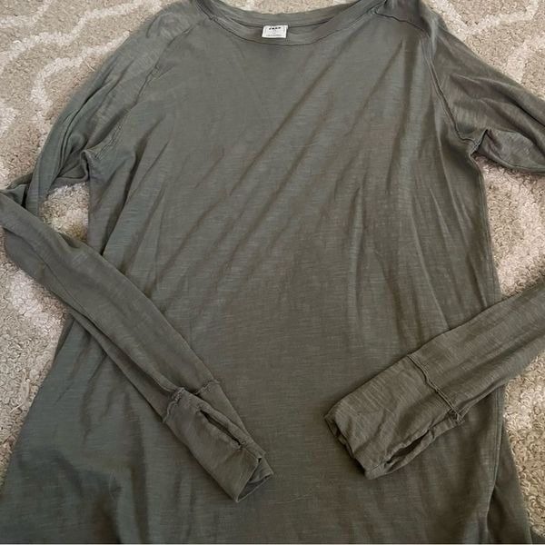 Free people size S Green Crew Neck Long Sleeve Fitted T-Shirt