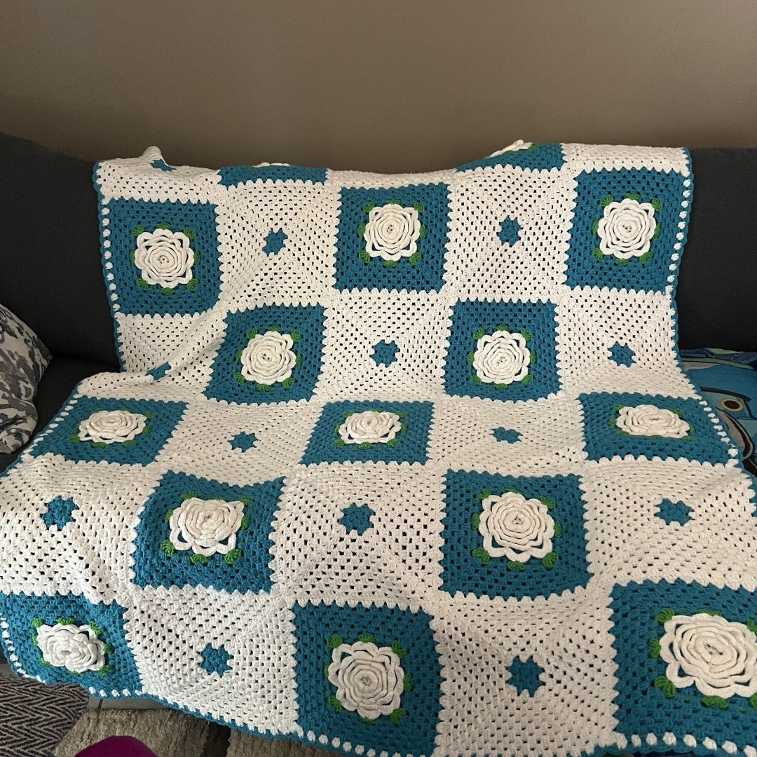 Vtg Handmade Crochet 3D White Roses Teal/White Afghan Blanket Throw 67 x 86