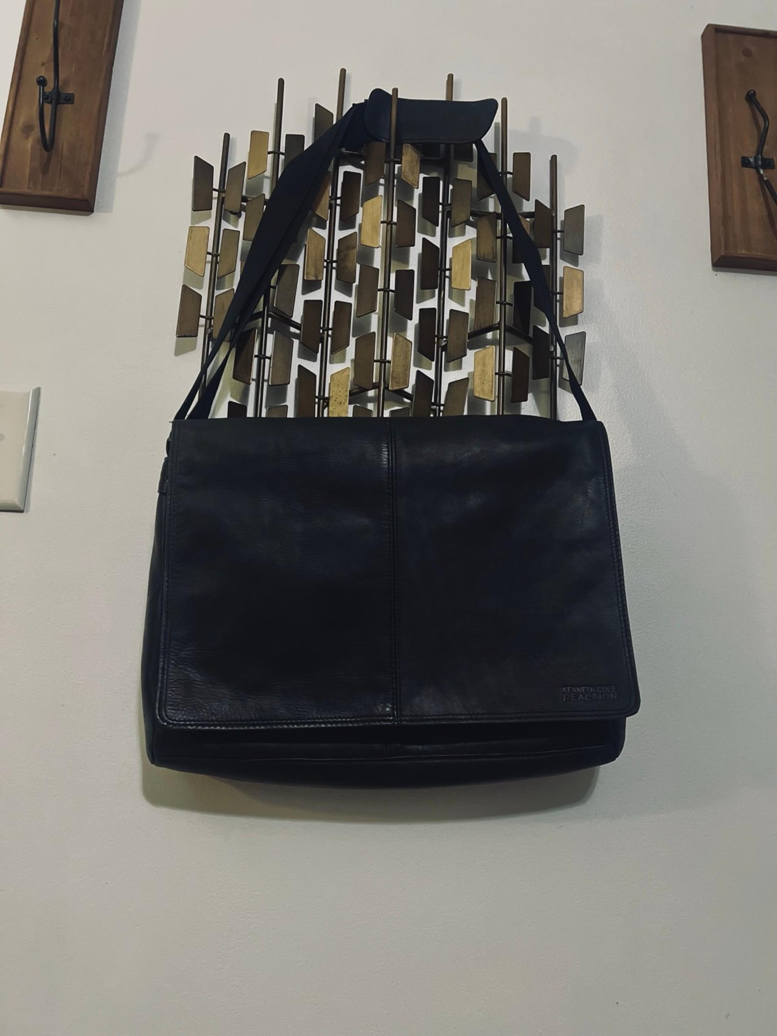 Kenneth Cole Reaction Sleek black leather messenger bag.