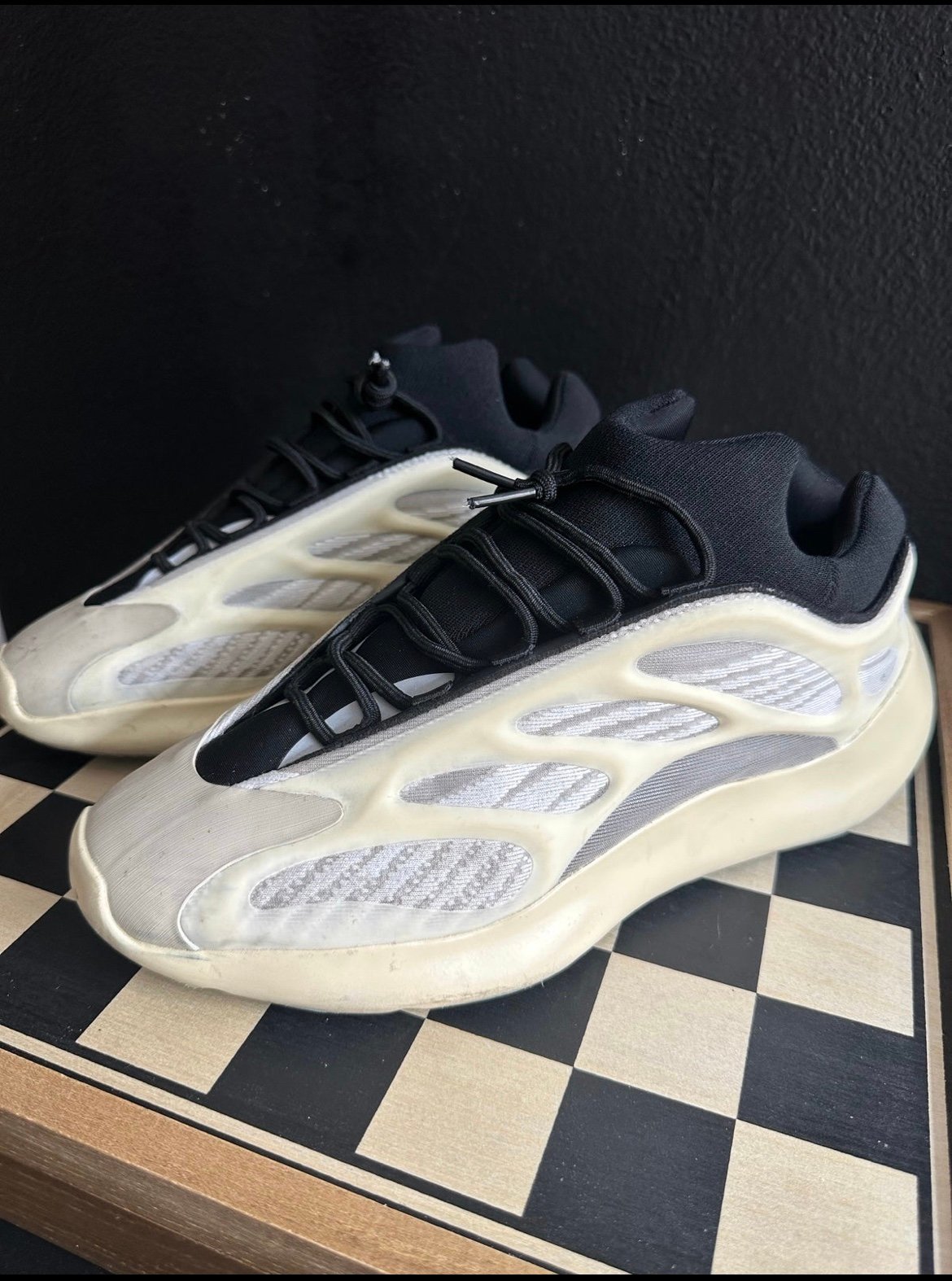 Yeezy Adidas 700 V3 in Azael