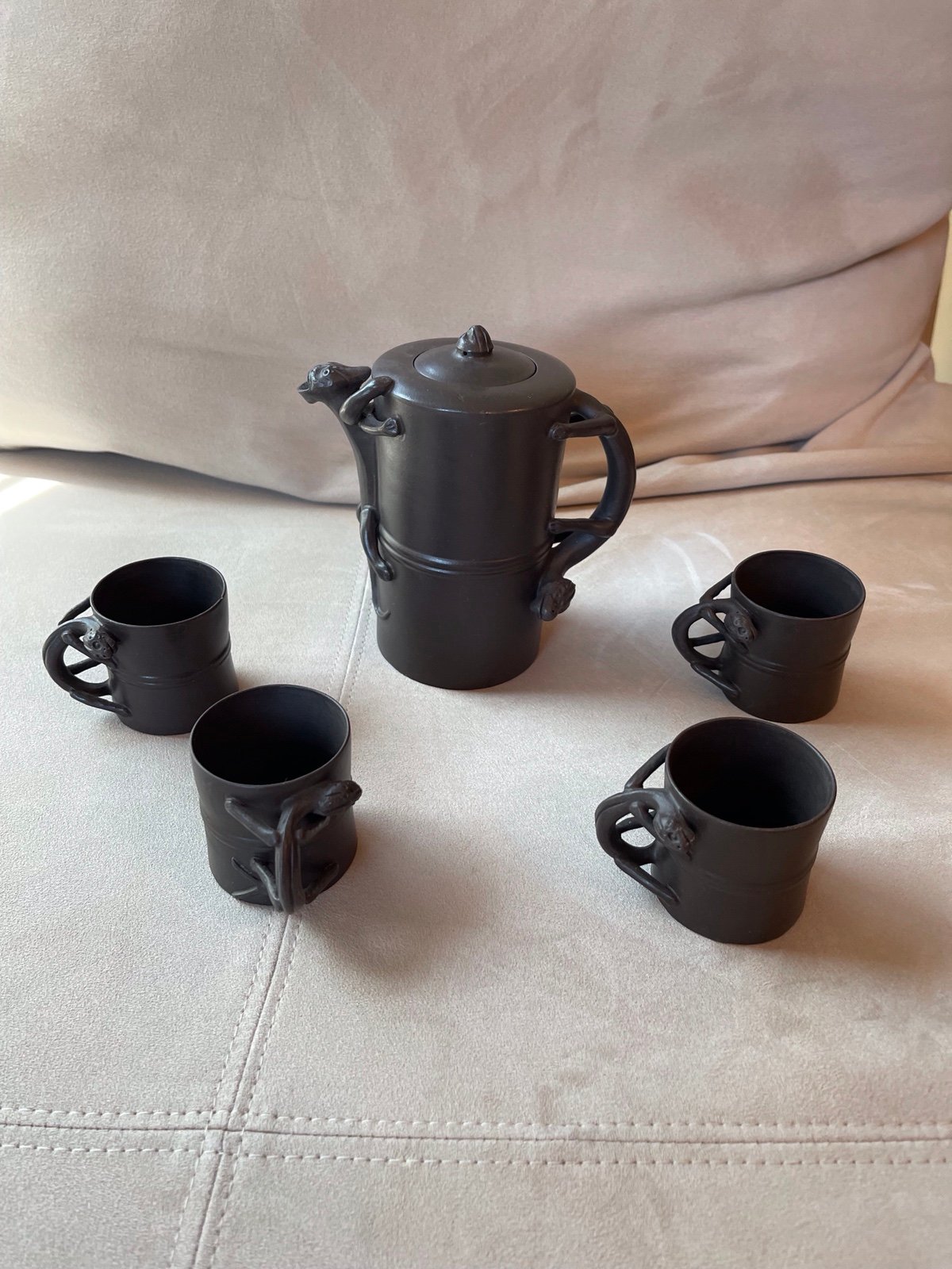 Clay Chinese Yixing Lizard Dragon Teapot with Tea Cups