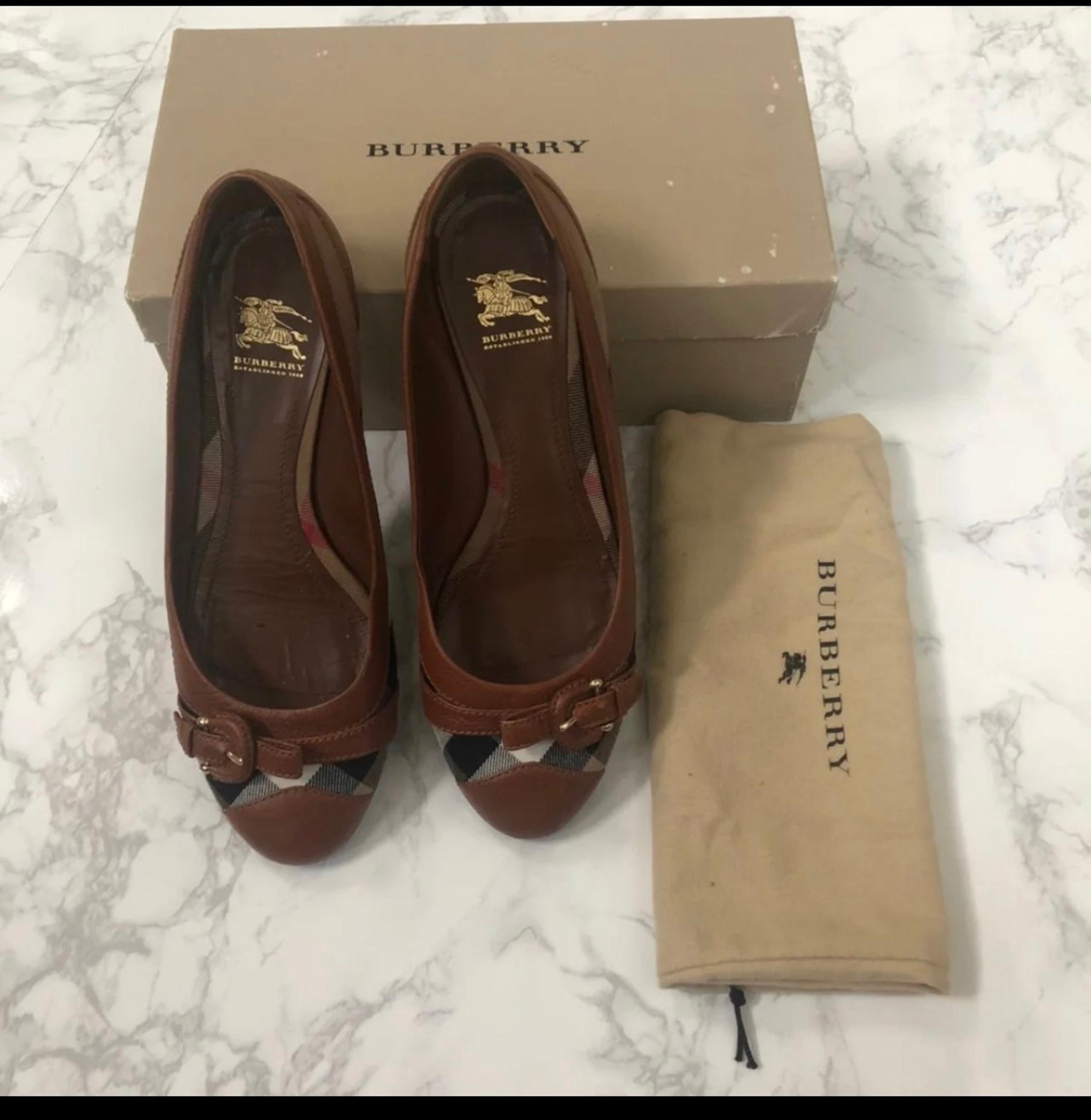 Burberry flat heel shoes