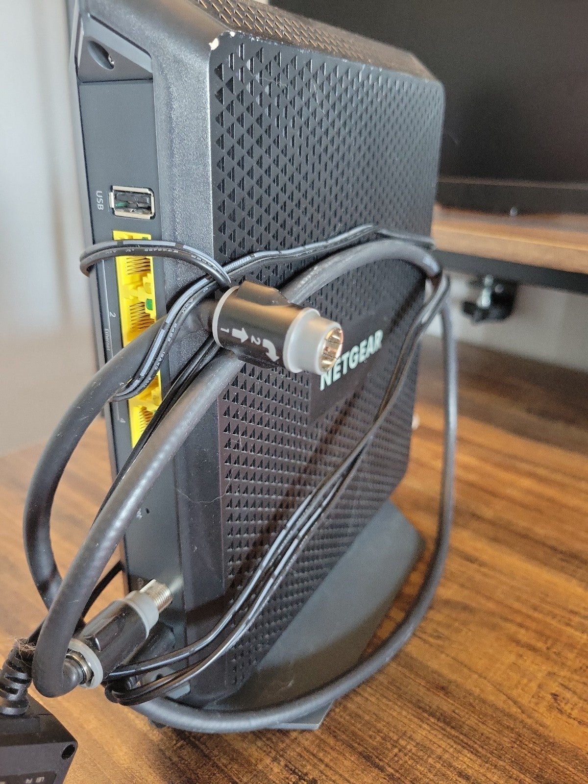 NETGEAR Nighthawk AC1900 WiFi Cable Modem Router Combo C7000v2