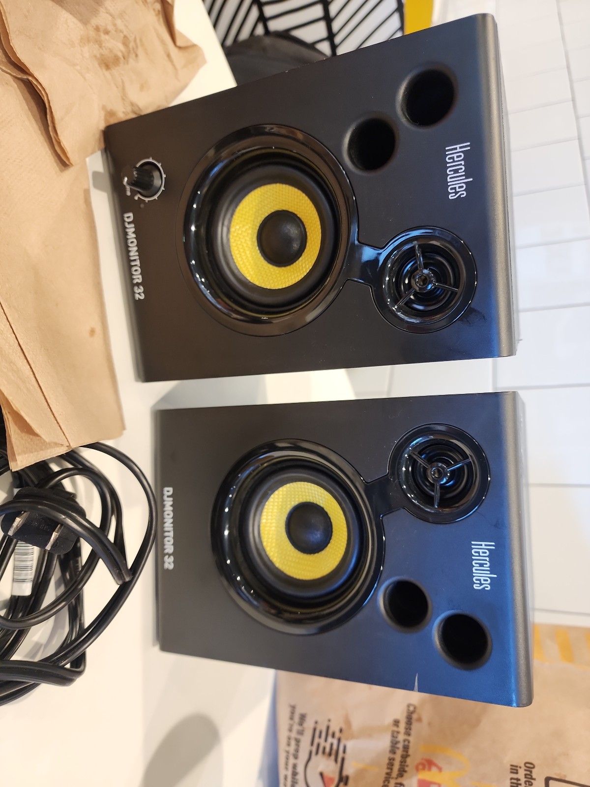 Hercules DJMonitor 32: 2 x 15 watts RMS active monitoring