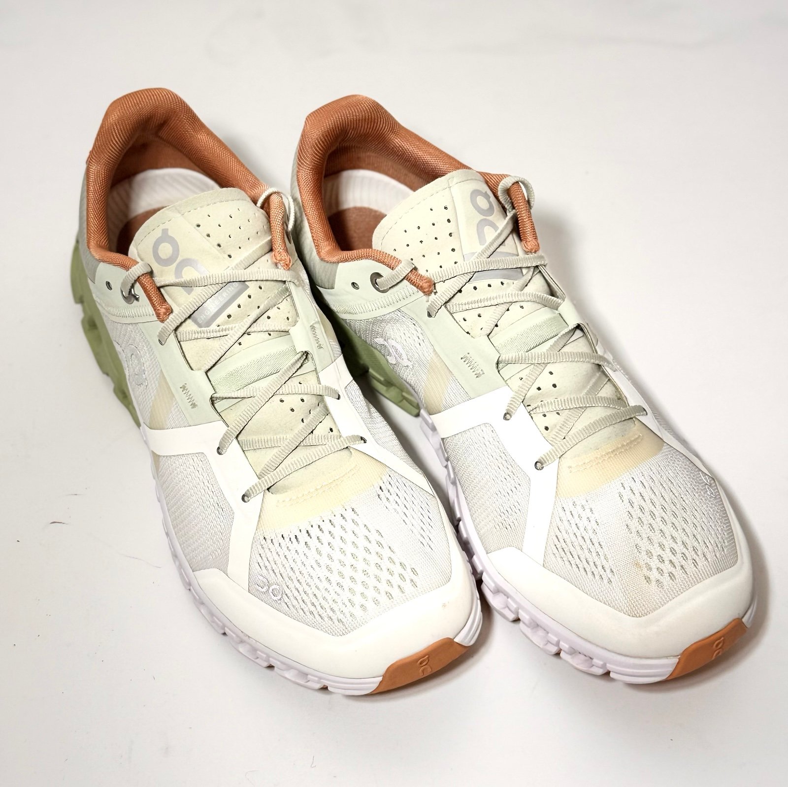ON Cloud Cloudflow Running Sneakers | Aloe/White | Women’s Size 9