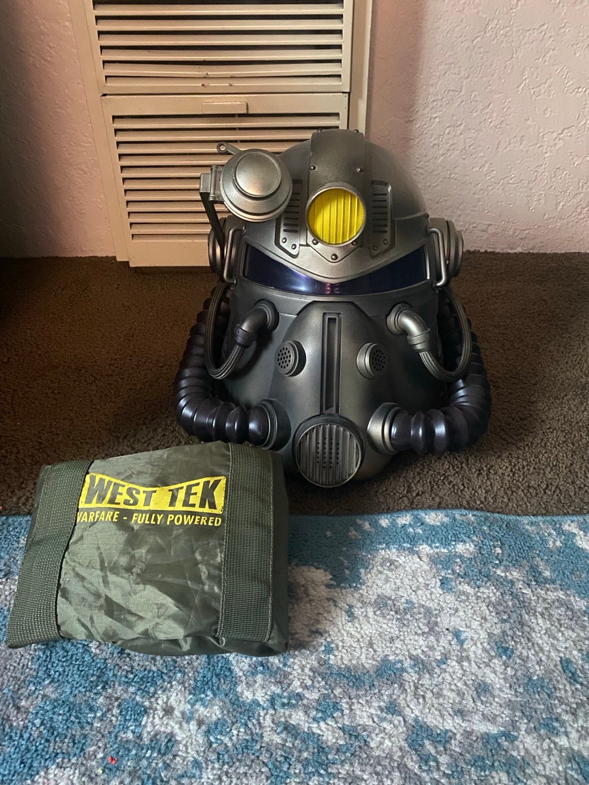 Original Fallout 76 T-51b power armor helmet Everything in the helmet works!