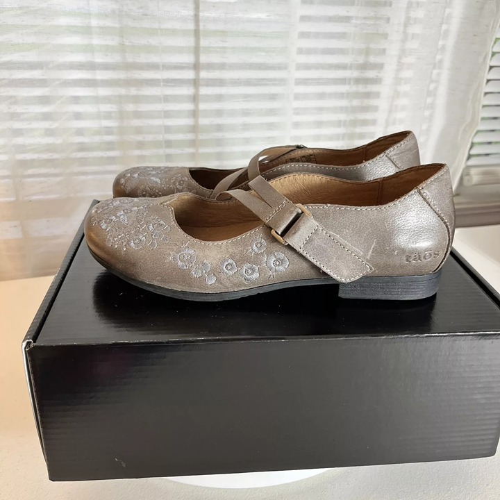 Taos Wish Mary Jane Shoes Women Size 7.5 Leather Floral Embroidered Loafers EUC!