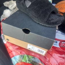 Men’s or woman’s Ugg sandals size 7