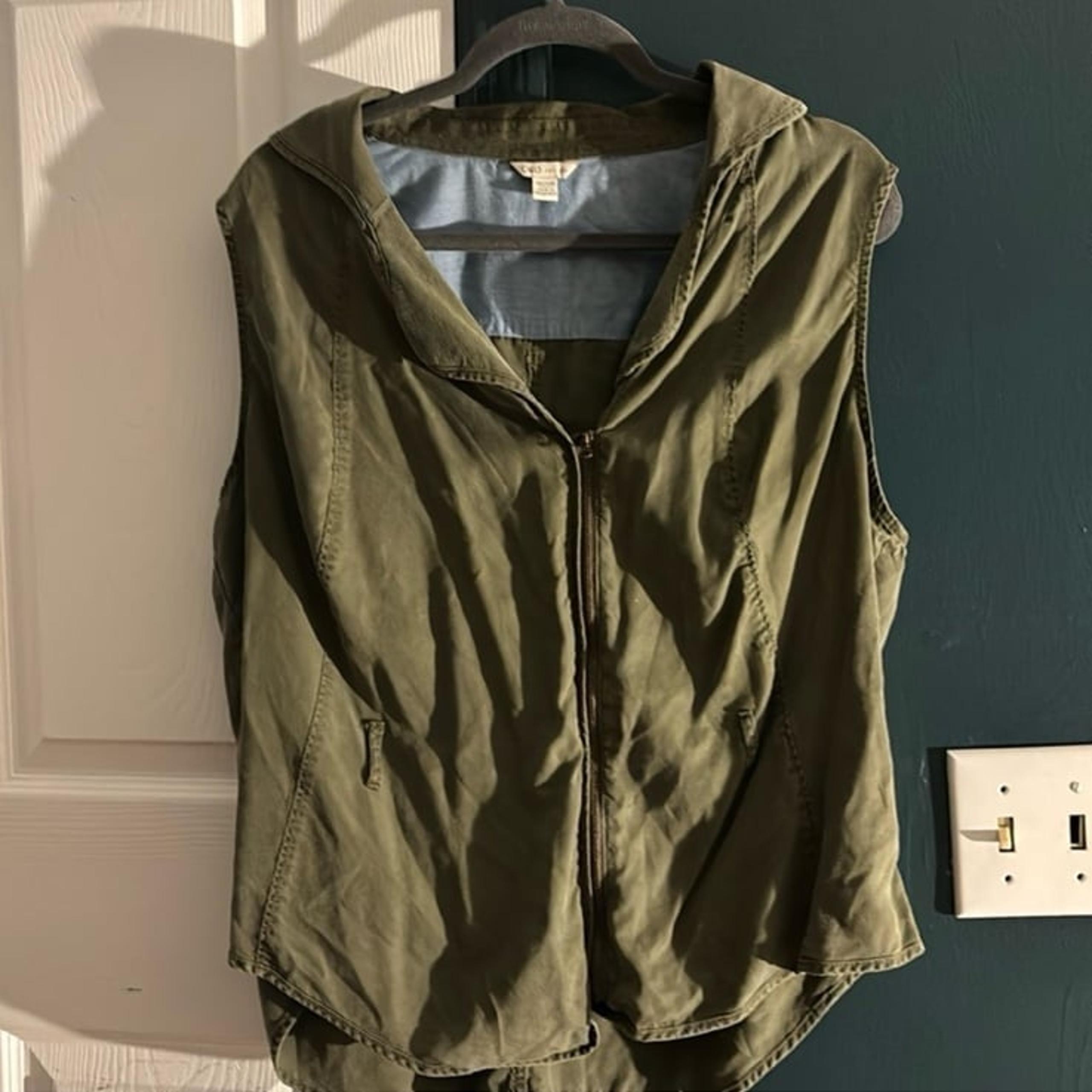 Cato, women’s zip vest sz 18/20