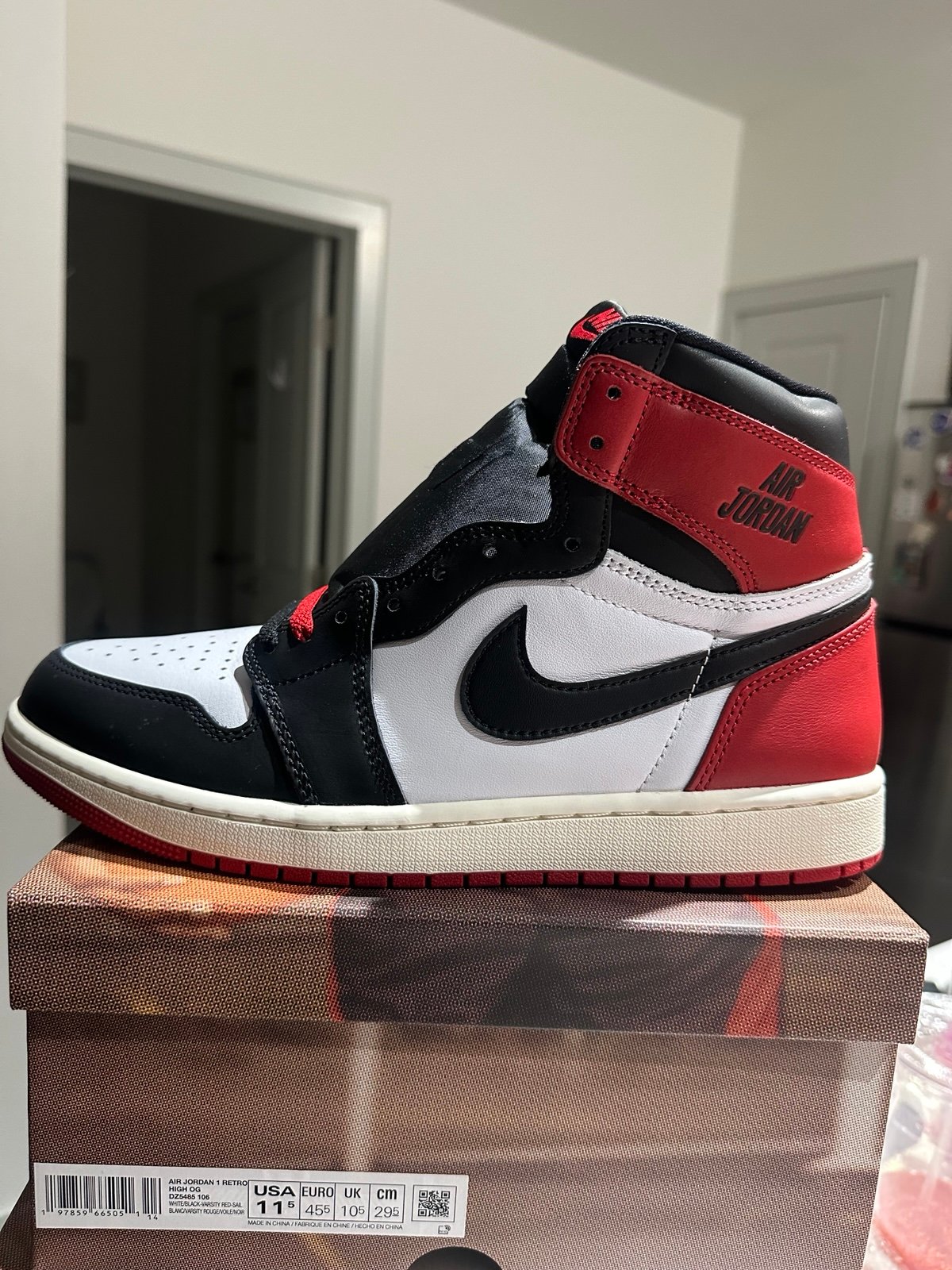 Air Jordan 1 High OG Black Toe 2025