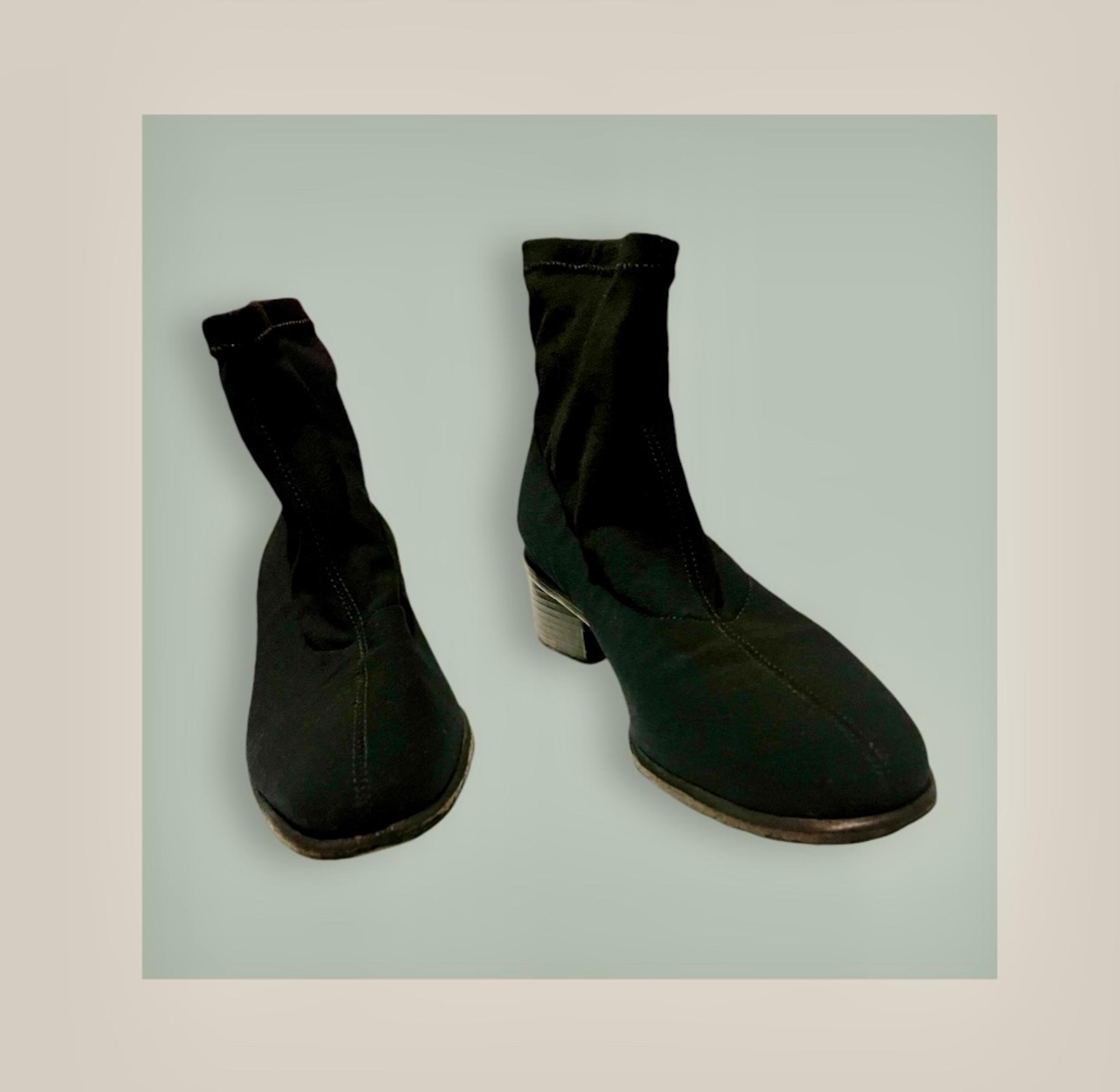 Chic Ralph Lauren black booties