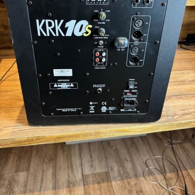 V8 KrK studio monitors (pair} and 10 in sub