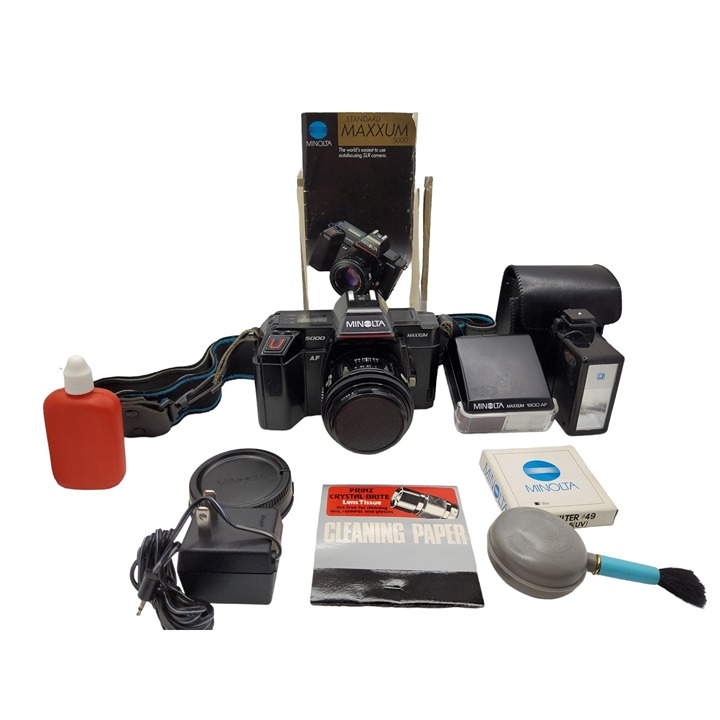 vintage 1986 minolta af maxxum 5000 with macgregor case and 2 flashes.