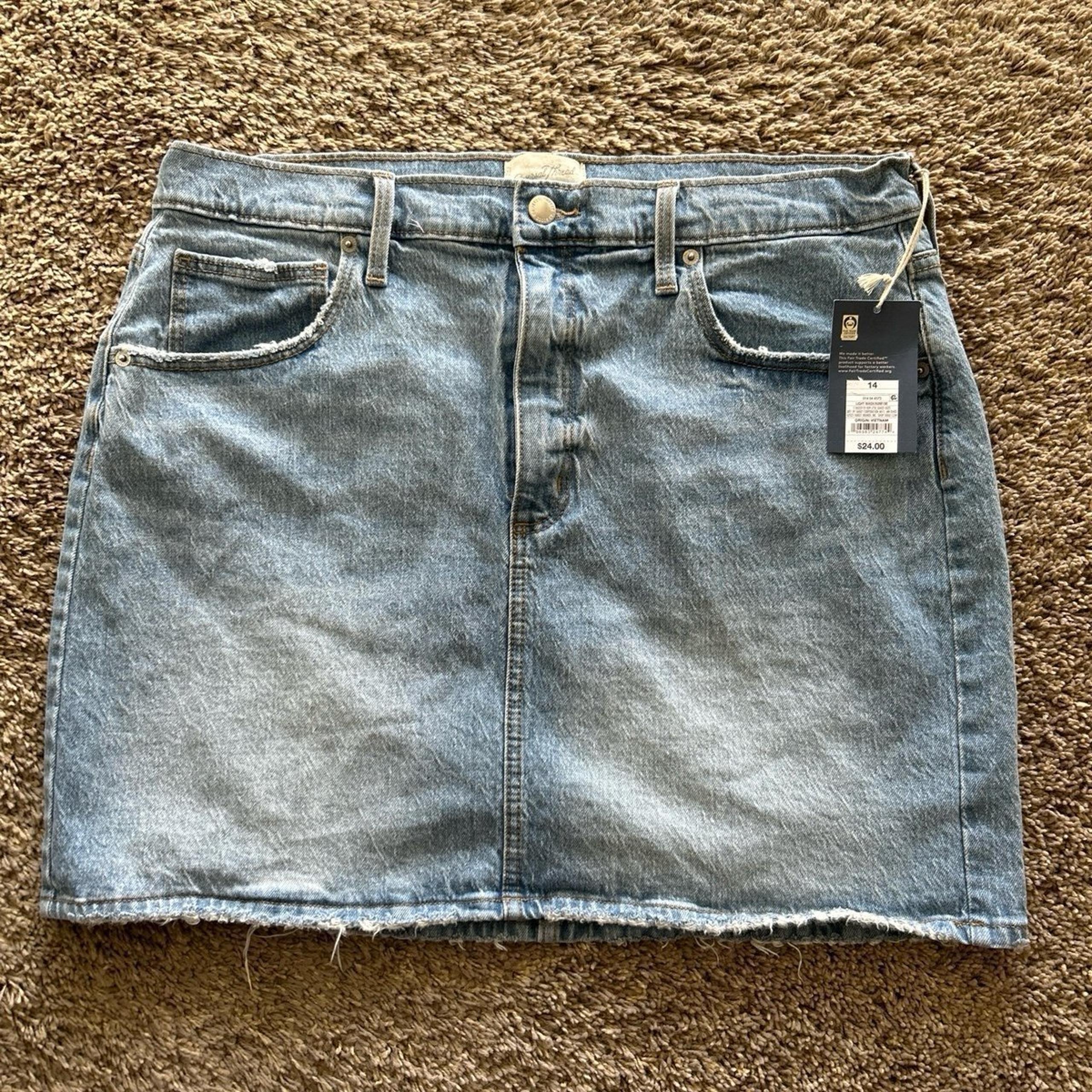 NWT Universal Thread Medium Wash Distressed Denim Jean Mini Skirt Women’s SZ 14