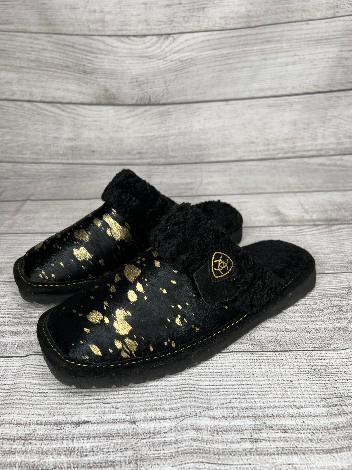Ariat Women’s Jackie Square Toe Acrylic Upper Black/Gold Comfy Slipper Size 9