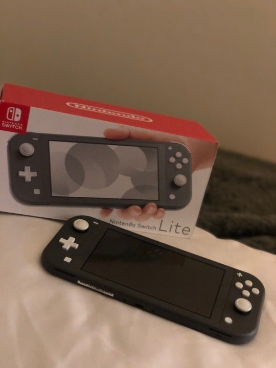 Nintendo Switch Lite w/8 games & 4 demos