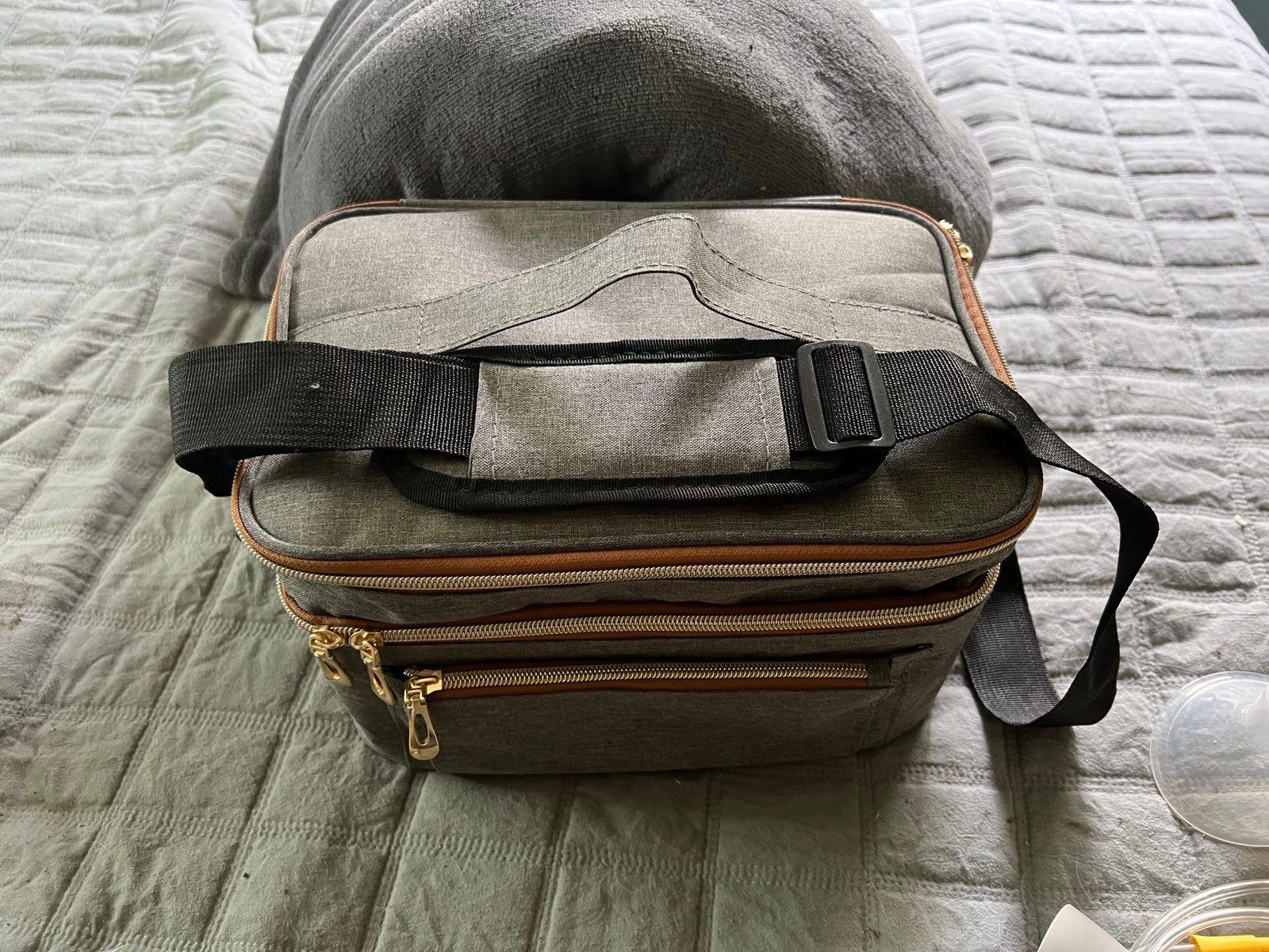 Medela Breast pump, insulated bag, and milk catcher set