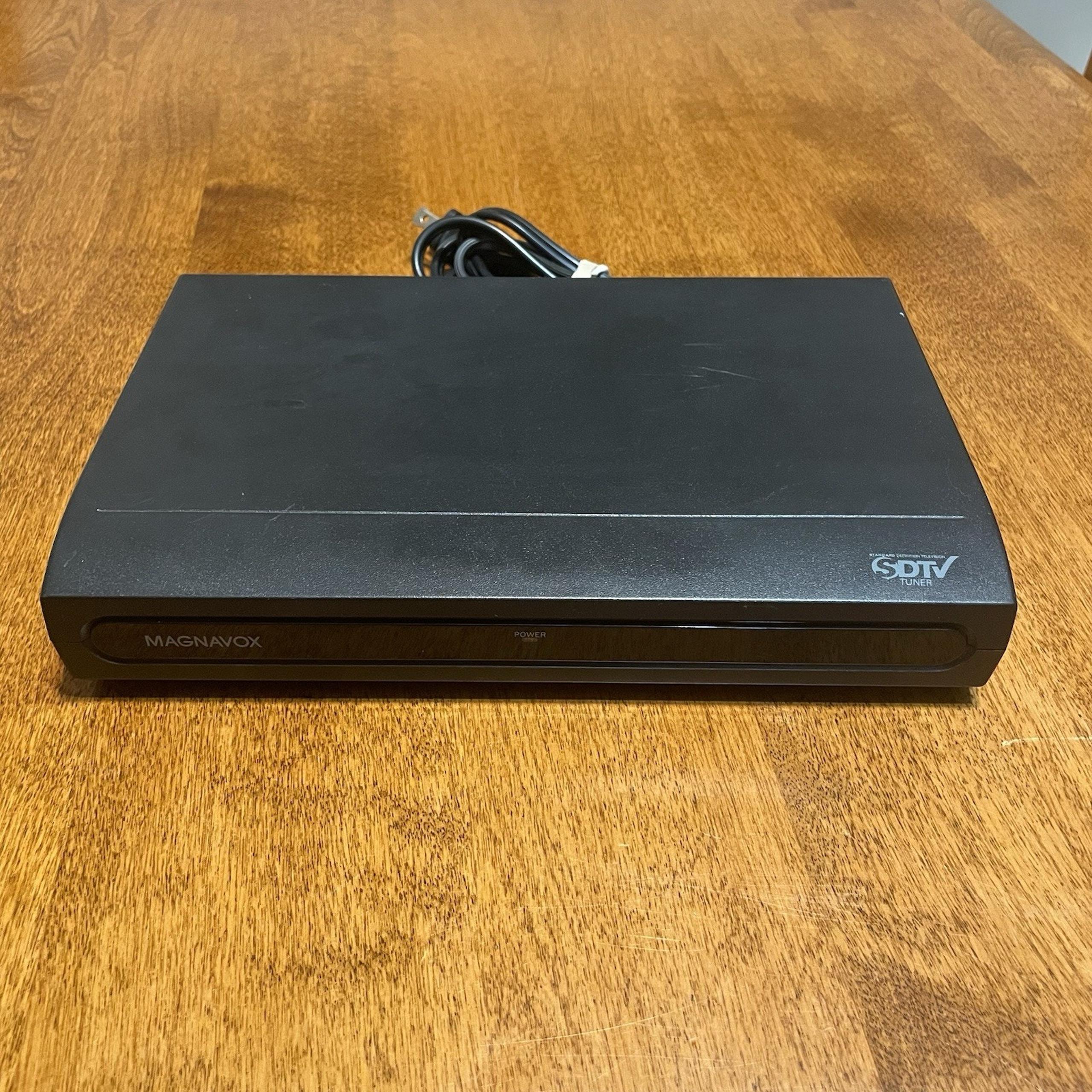 Magnavox DTV Digital to Analog SDTV TV Converter Box NO Remote TB110MW9A
