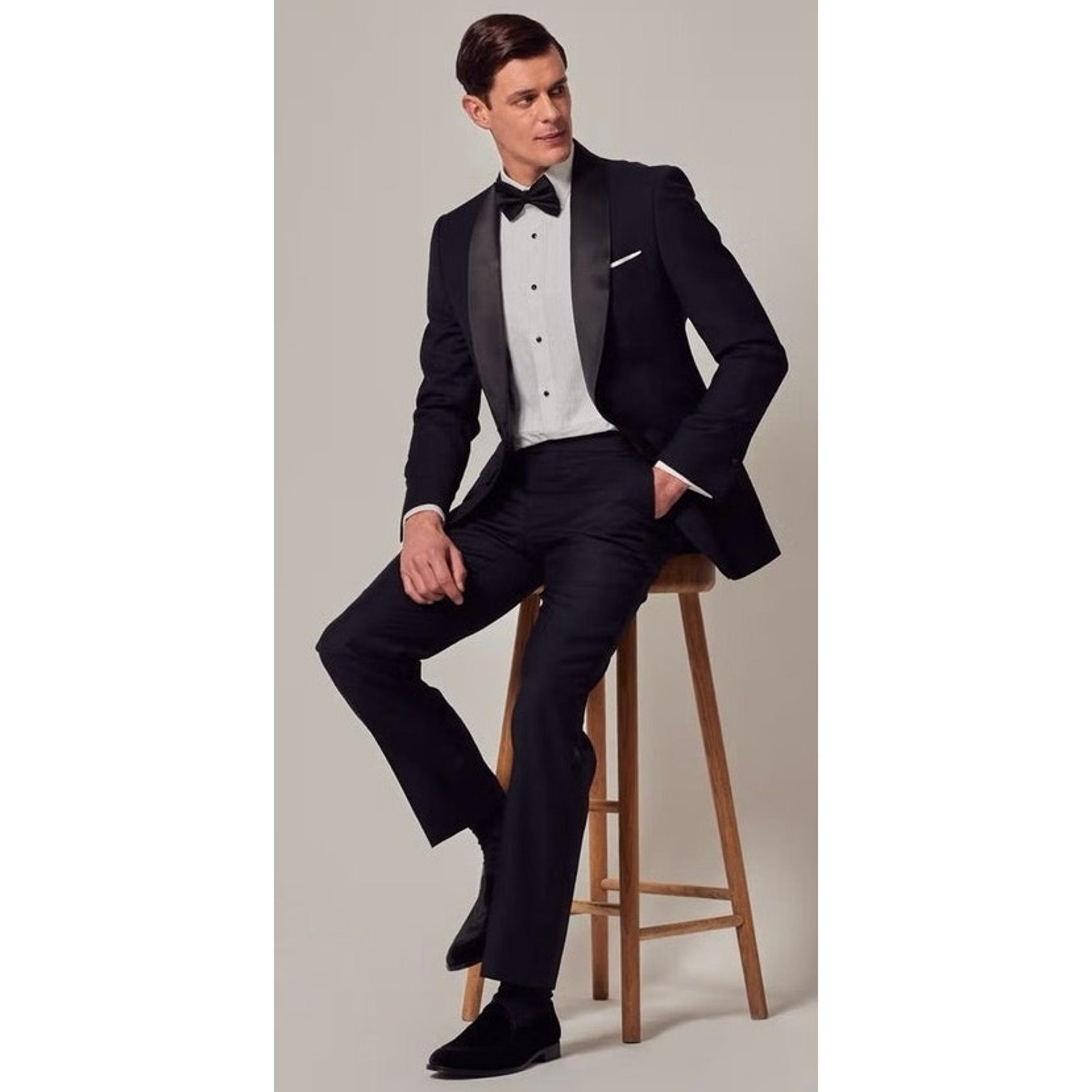 Hawes and Curtis Navy Shawl Collar Slim Cut Tuxedo Dinner Suit Size 38