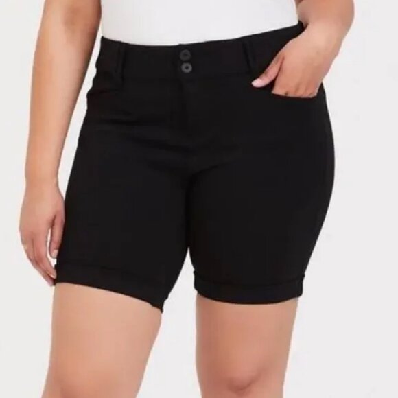 Torrid Signature Premium Ponte Bermuda Cuffed Shorts (18) NWT!