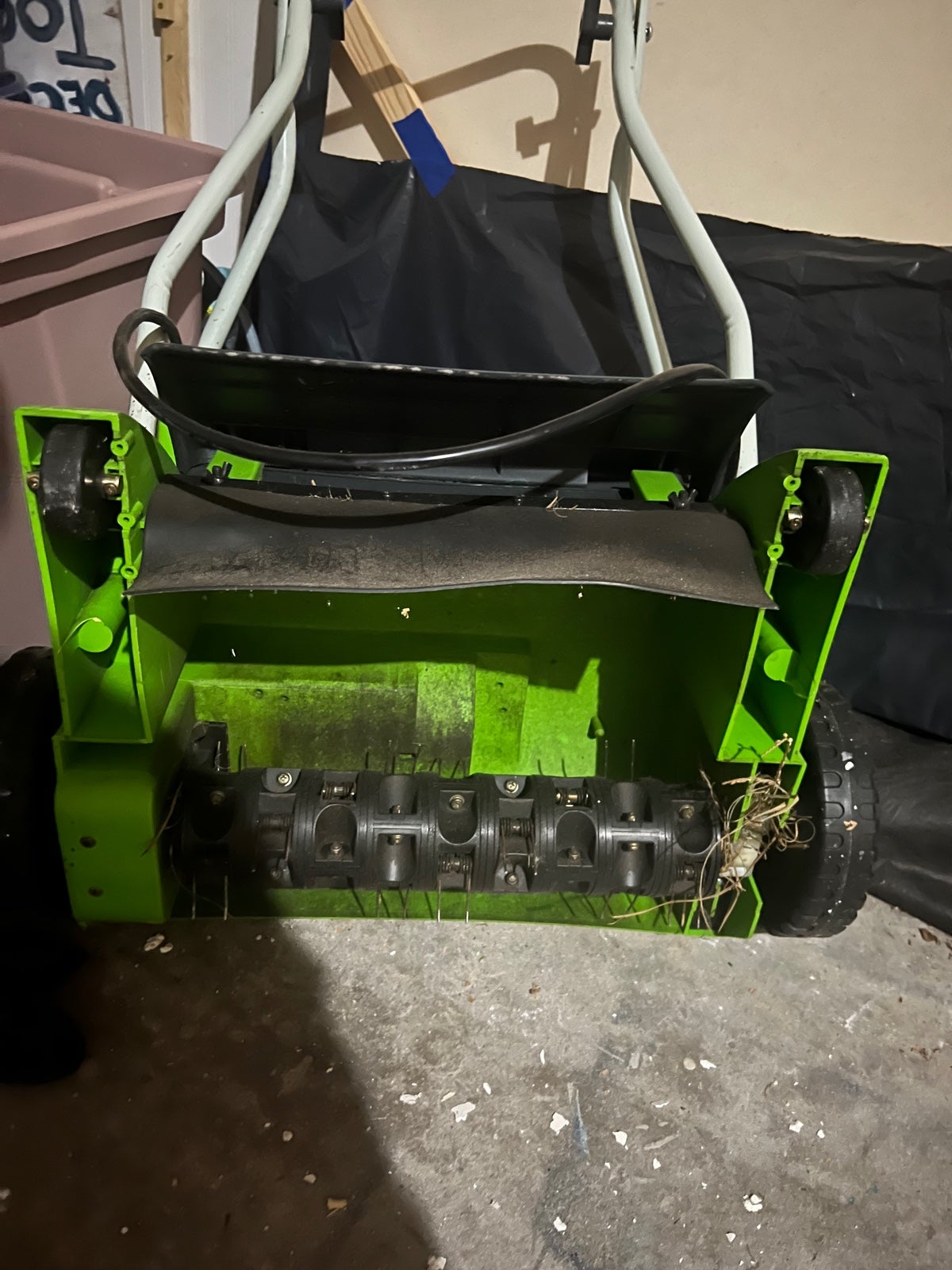 Electric lawn dethatcher