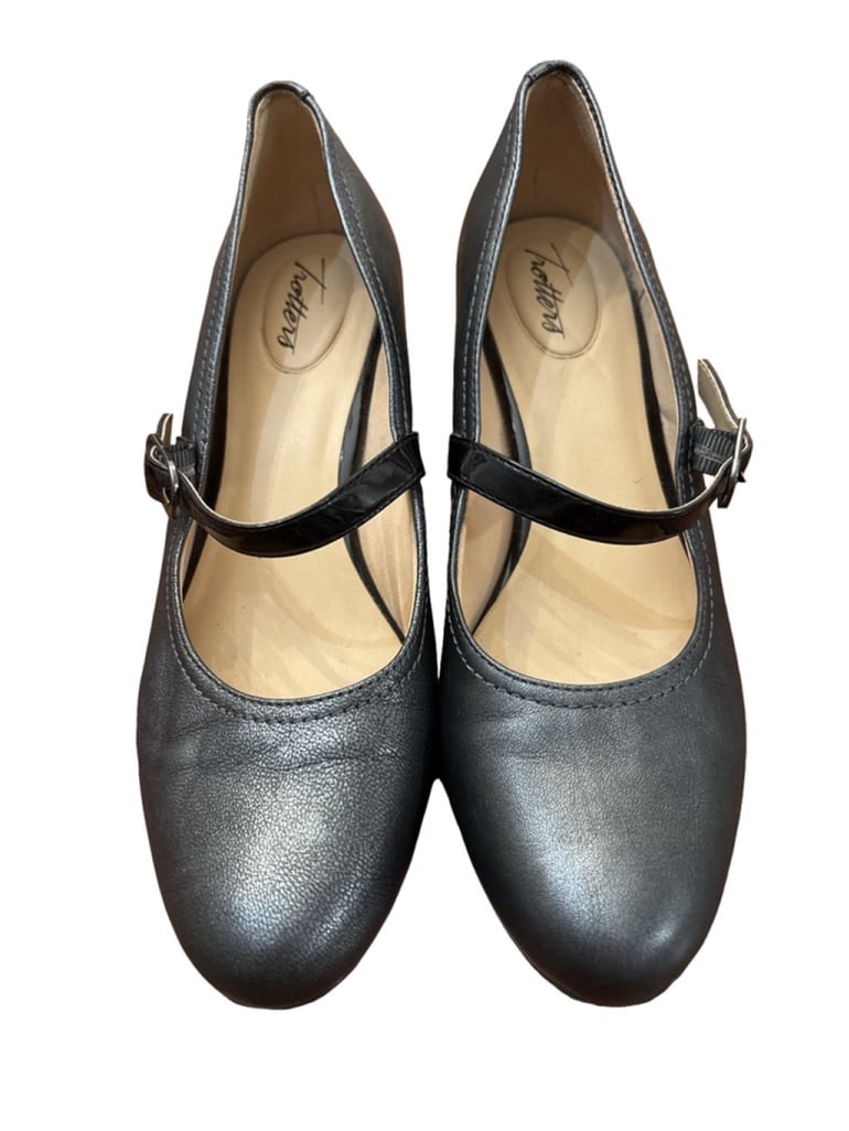 Women's Trotters Heels, Black, Size 9M