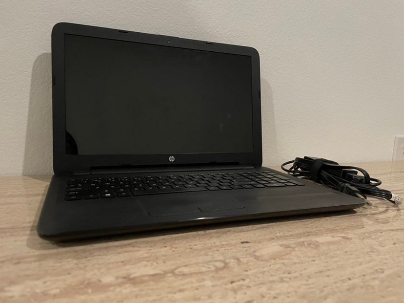 HP-15.6 15-ba015wm AMD E2-7110 quad-core 1.80HZ 4GB Ram 500GB HD Win 10
