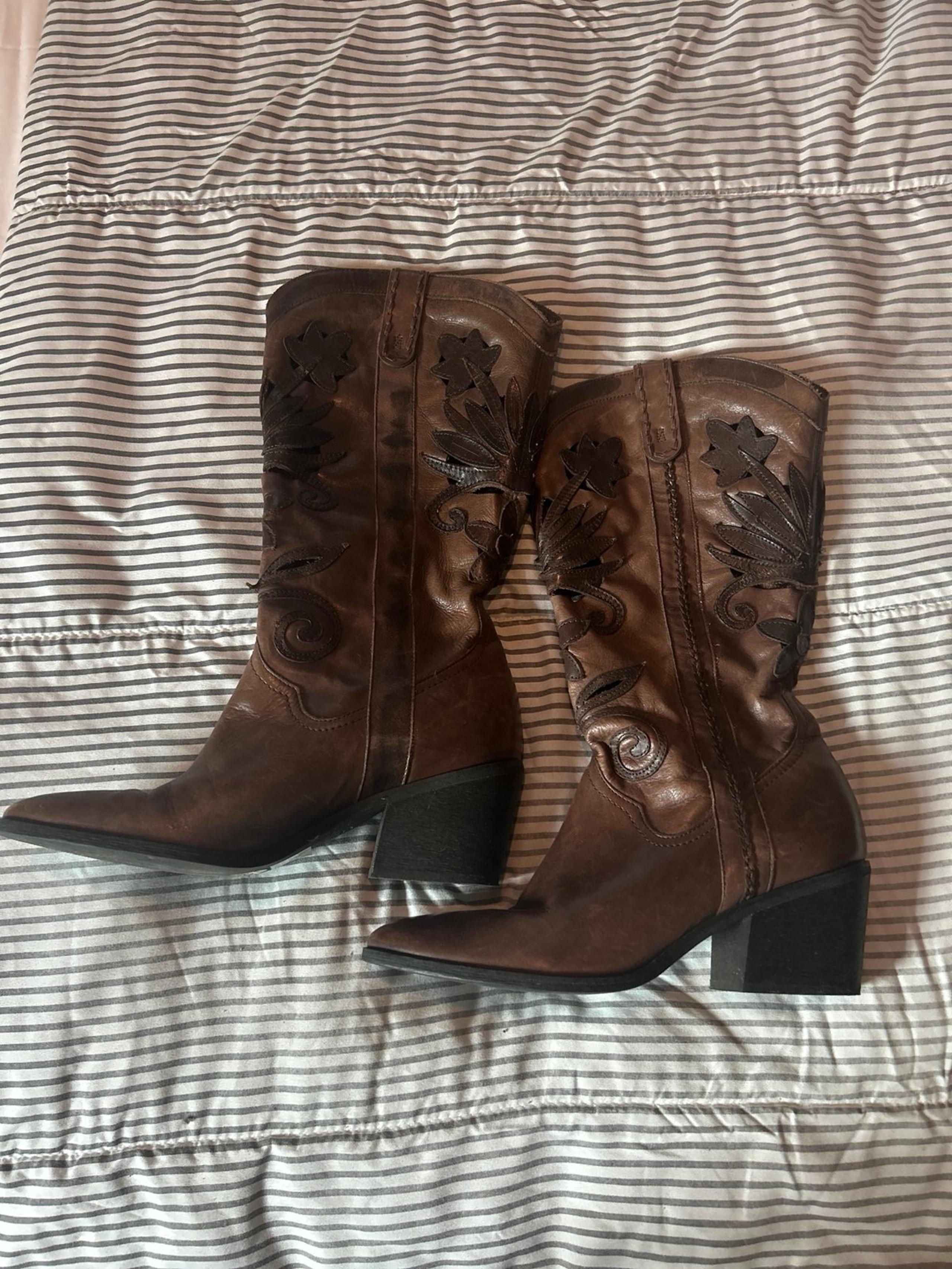 Ladies Size 8 Brown Leather Cowboy Boots
