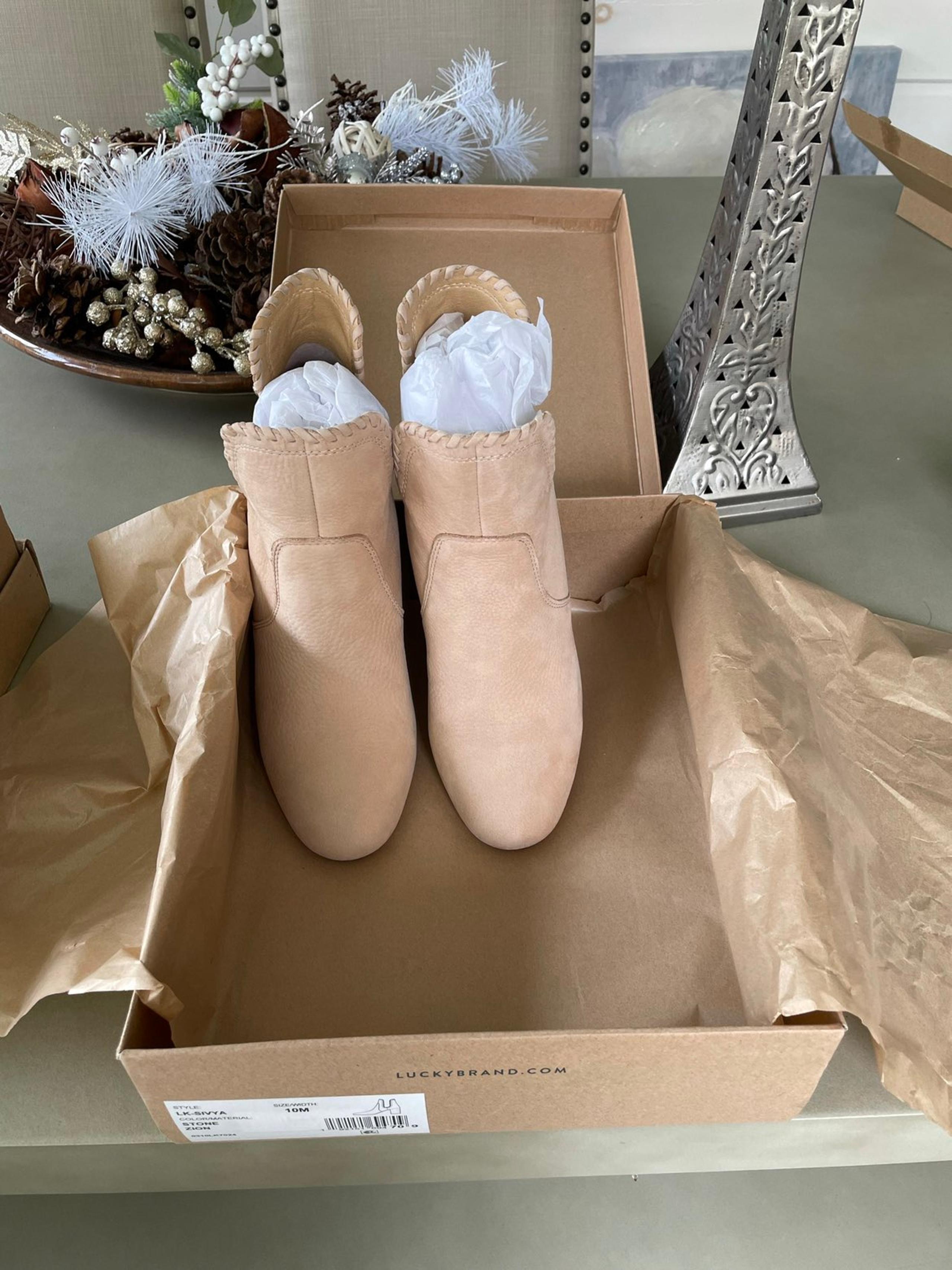 Sz 10 Lucky suede boots