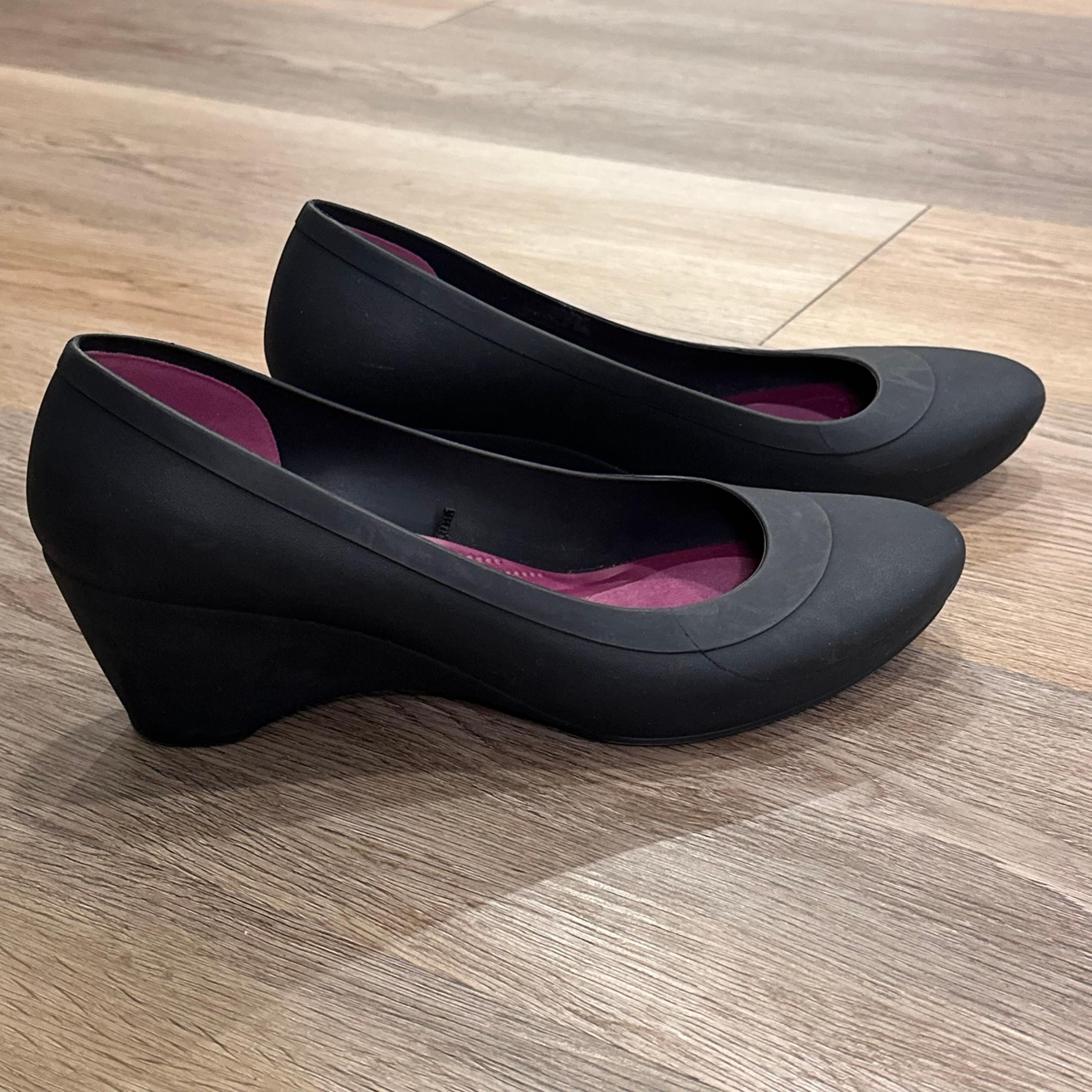 Crocs Women's 9 Lina Wedge Pump Black Classic Comfort Office Business Heels