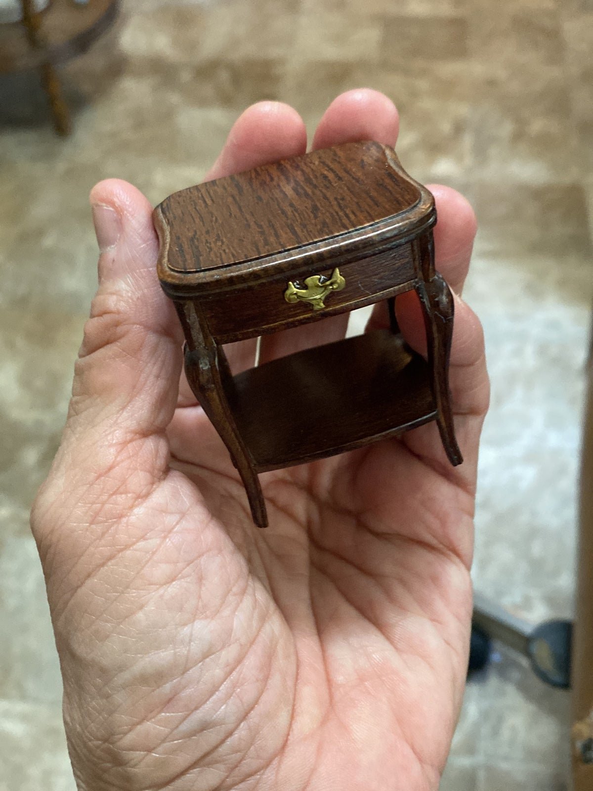 1:12 scale dollhouse miniature side table (BESPAQ)