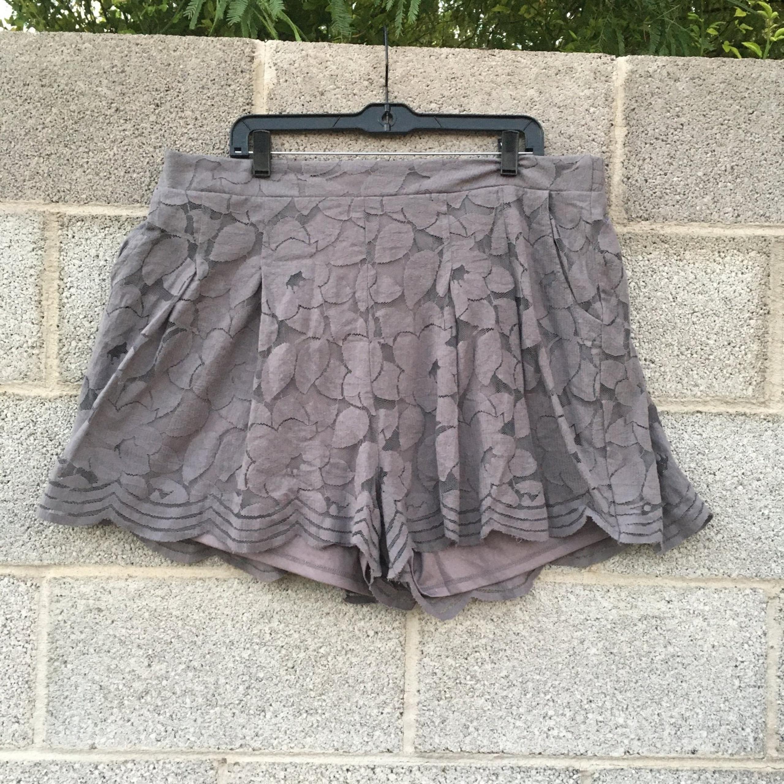 TORRID 2 Shorts Lace Lined  Elastic High Waist Women Size 2XL Gray Side Pockets
