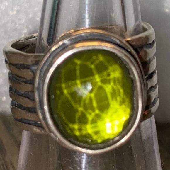 Stunning Silpada Peridot set in 925 Sterling Silver (size 6)