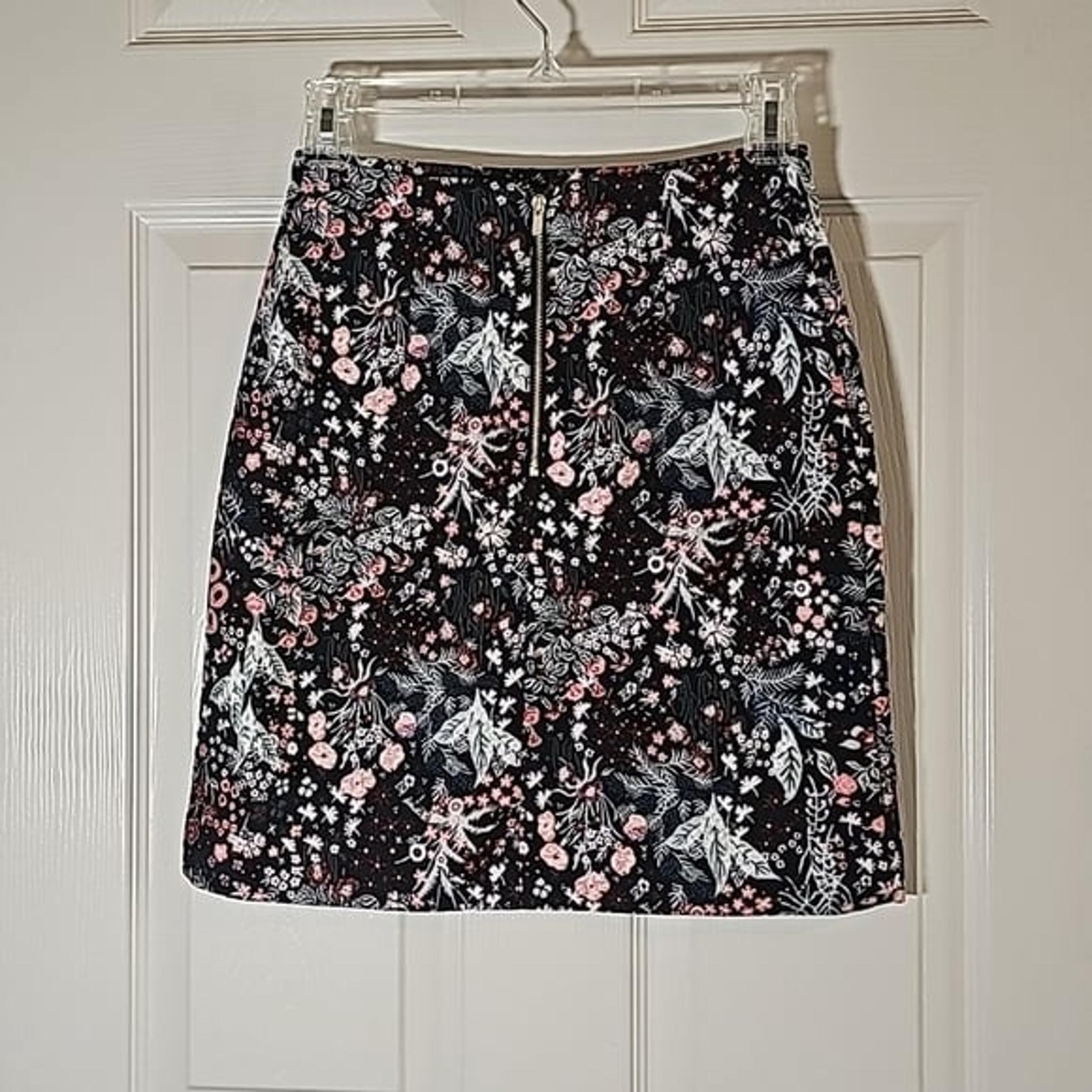 H&M mini skirt, floral jacquard fabric Size 2