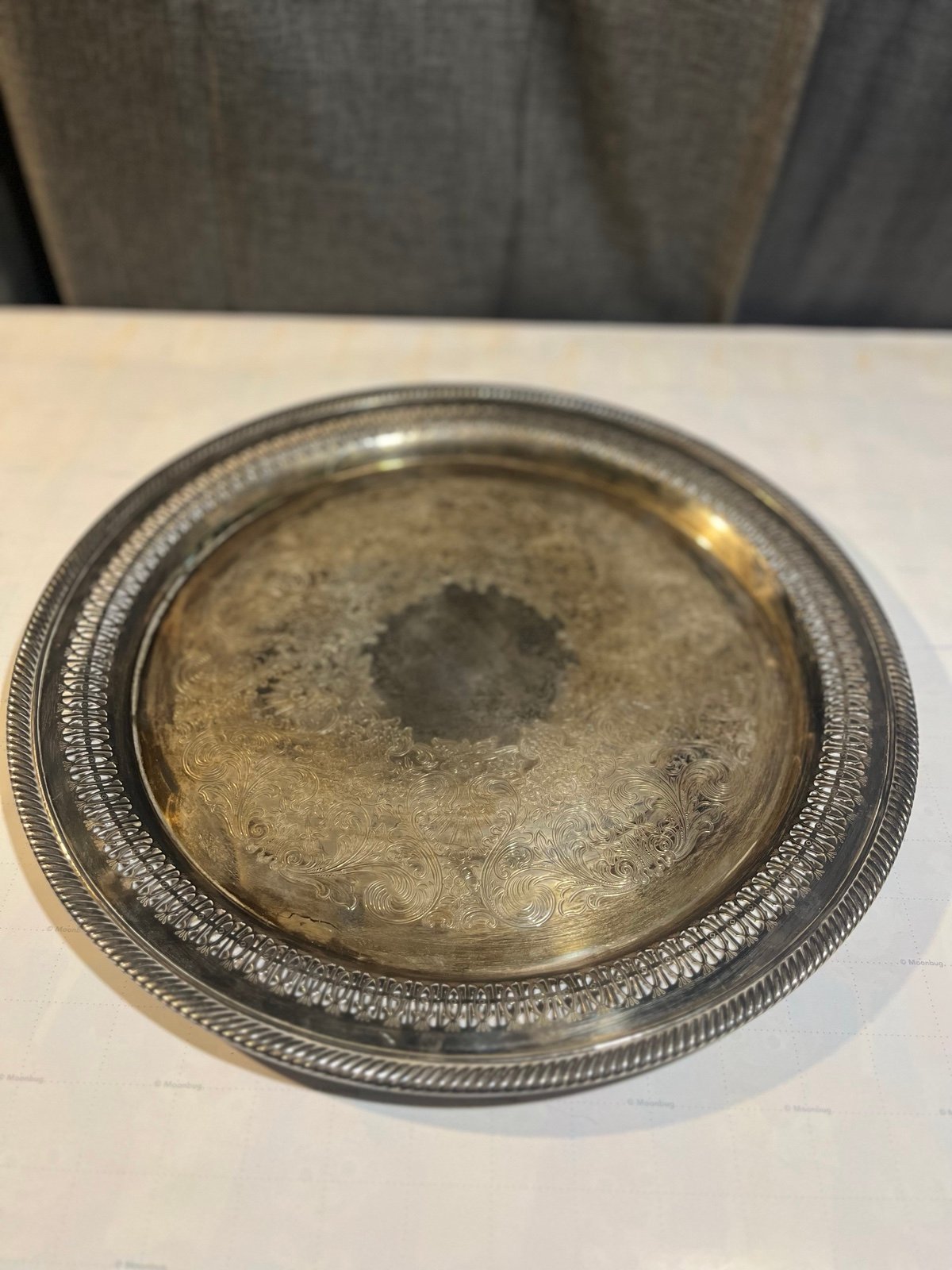 VINTAGE INTERNATIONAL SILVER COMPANY SILVERPLATE ROUND SERVING TRAY 24 Inch