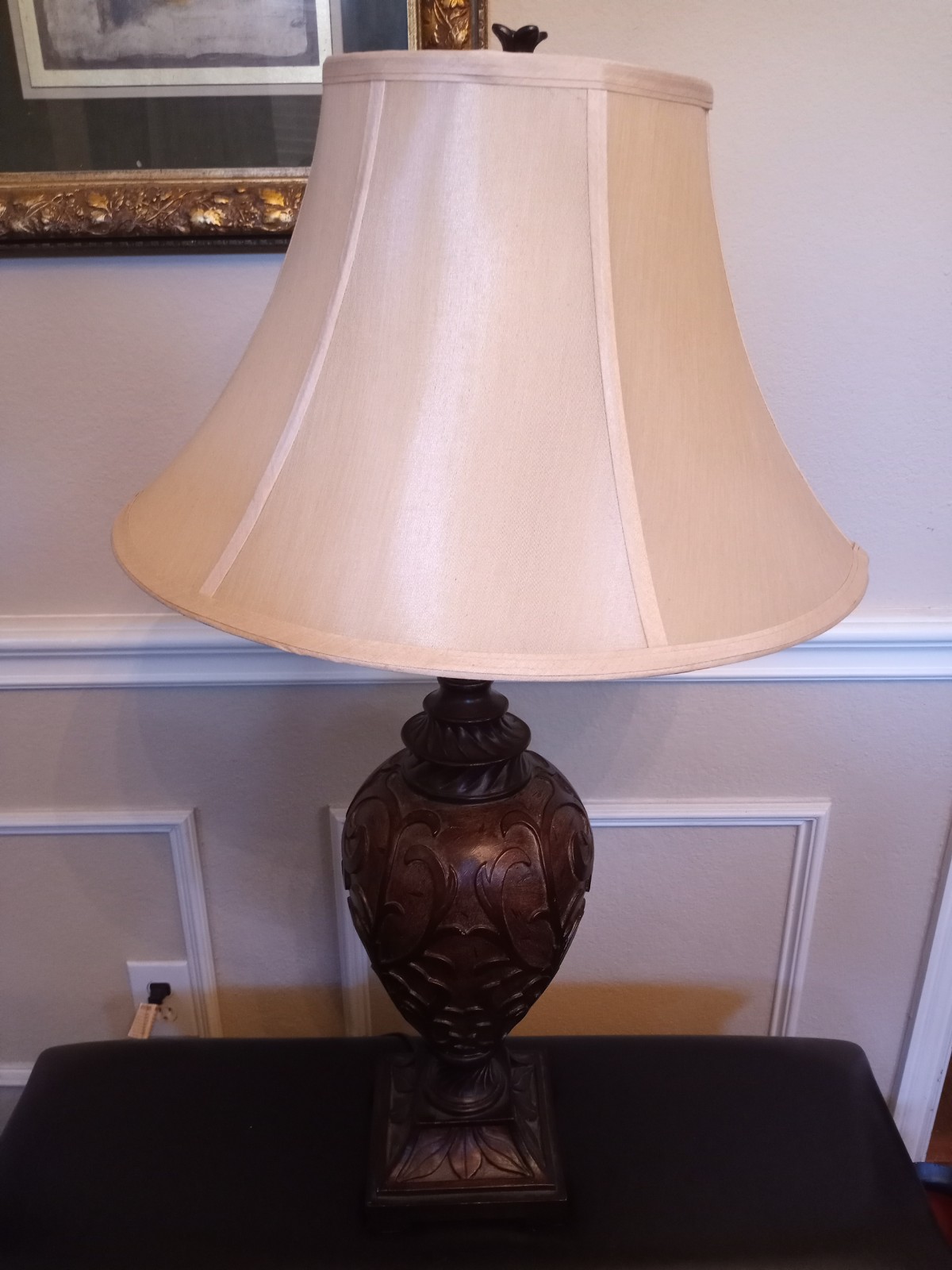 GORGEOUS 40 Embossed Chalkware Lamp