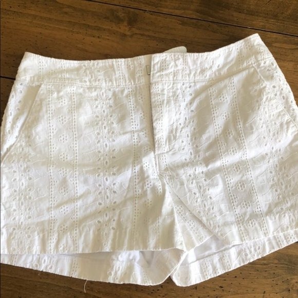 Socialite - White Floral Embroidered Eyelet 3 Crisp Cotton Shorts | Size Small