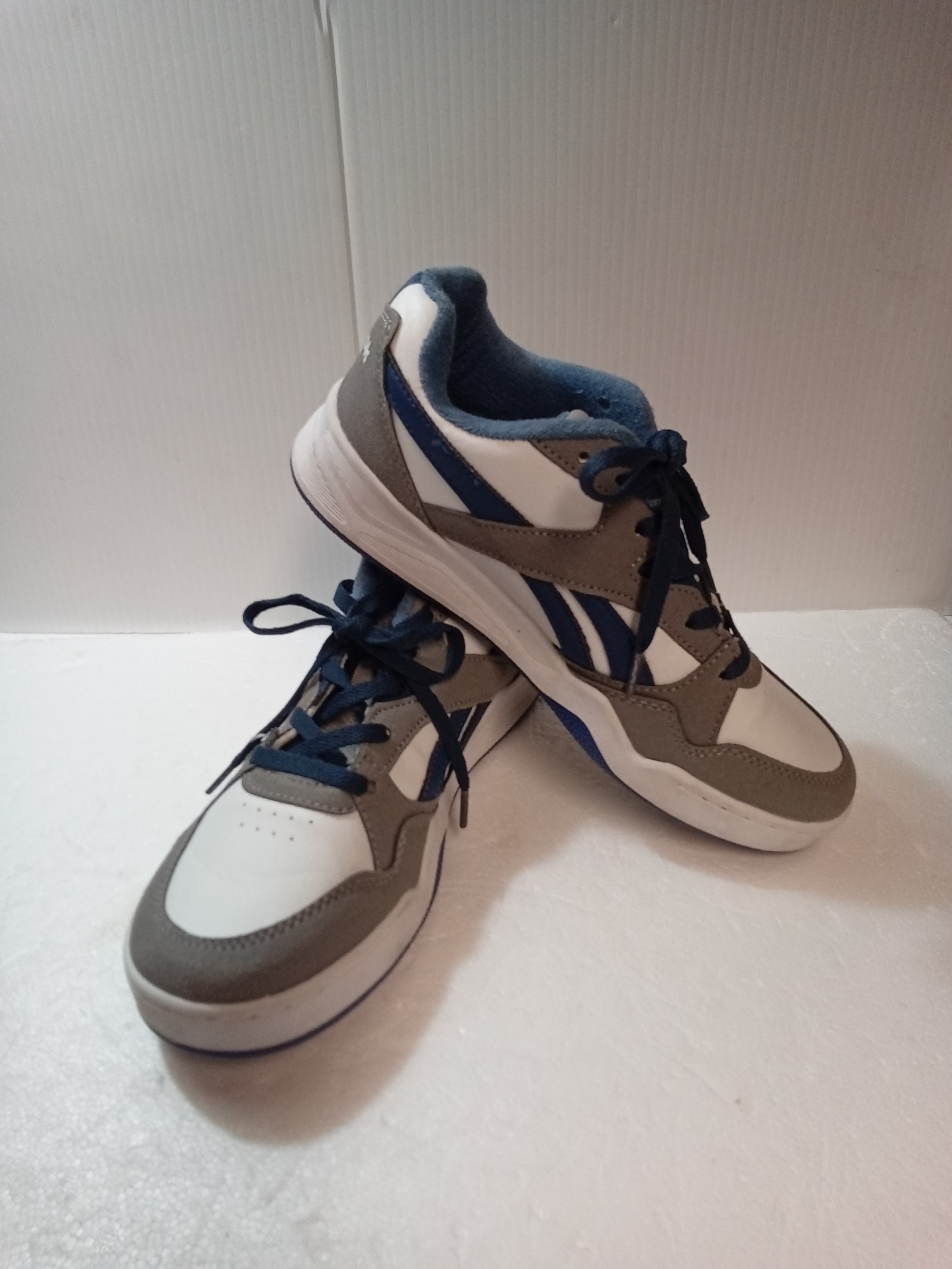 Youth Classic Blue White Grey Reebok Low Top Basketball Athletic Shoes Size 6K