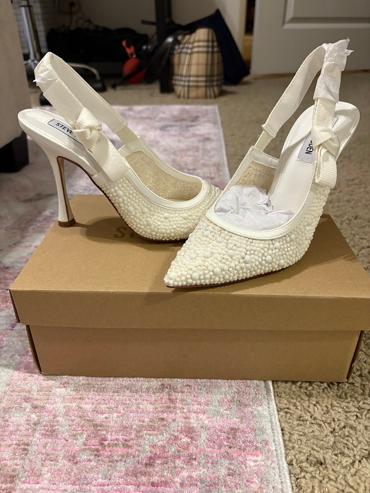 Steve Madden White lace pearl heels