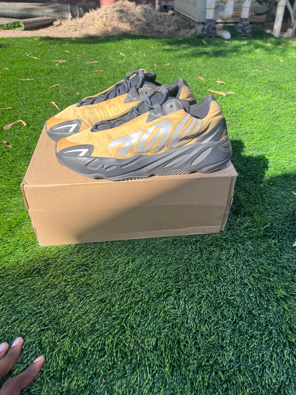 Yeezy 700 mnvn