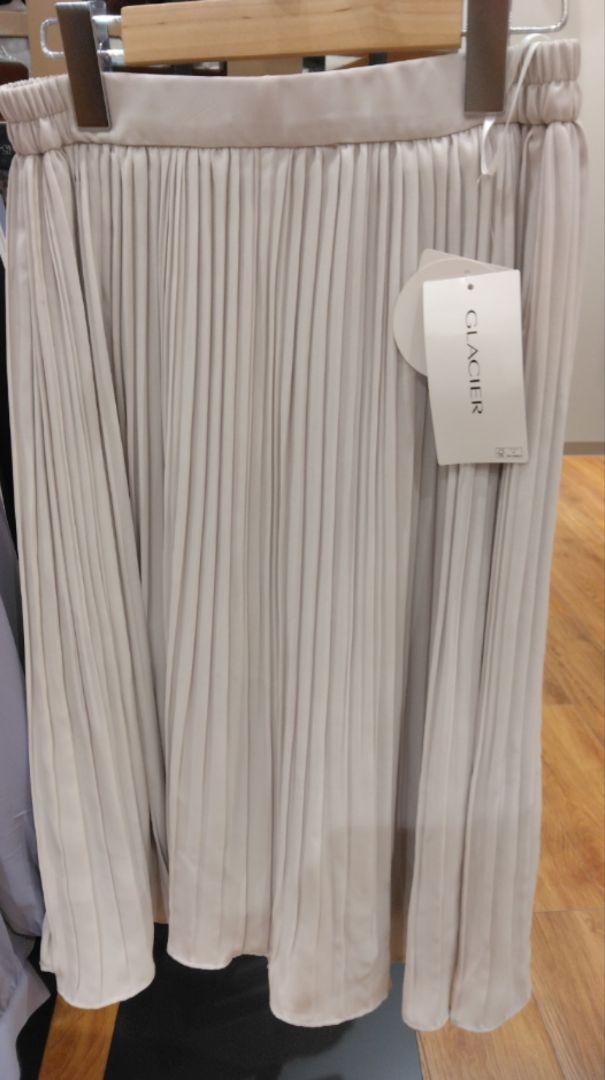 Unused with tags, light beige pleated skirt.