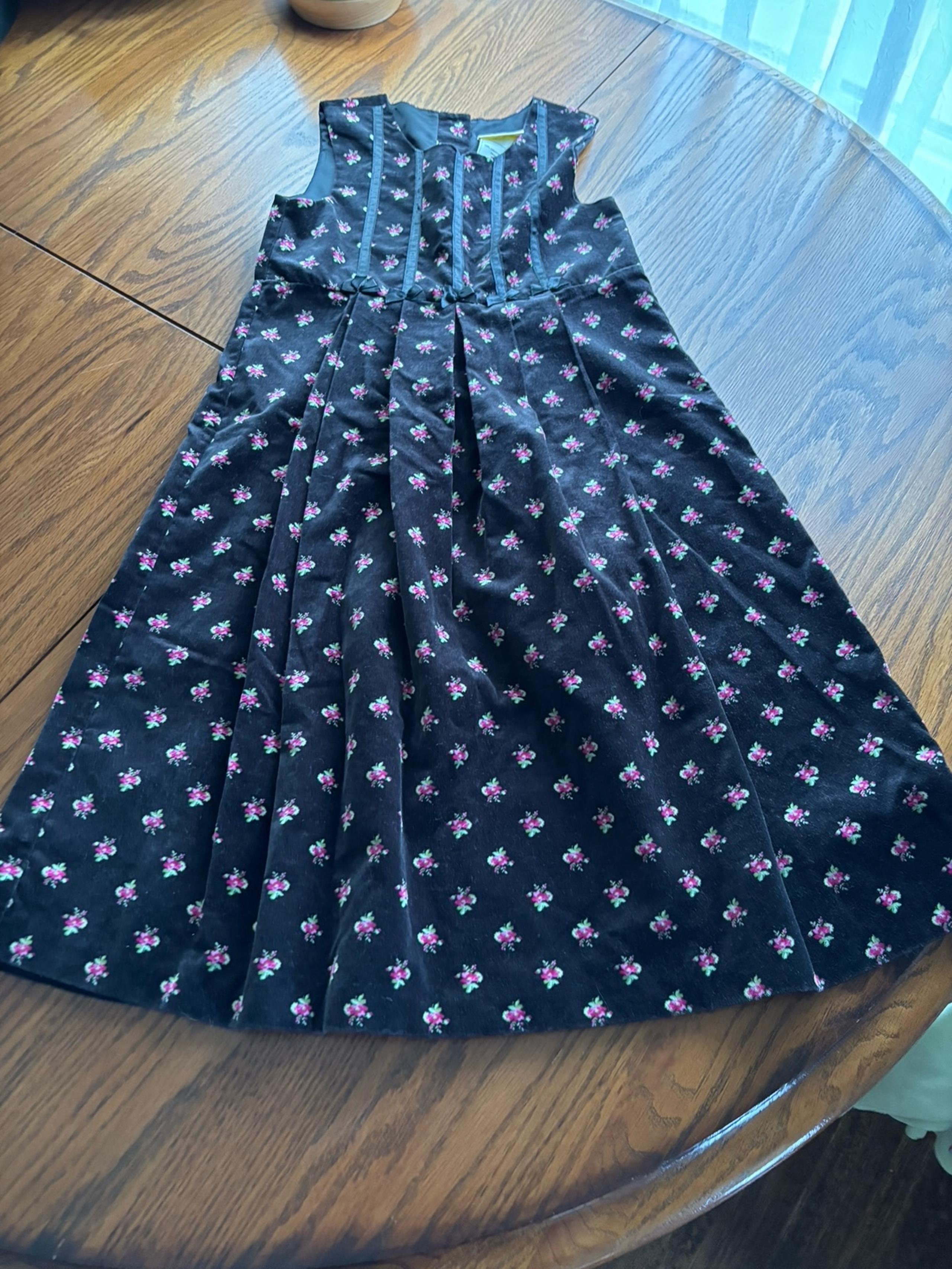 Vtg Laura Ashley girls 6 black with flowers girls velvet dress