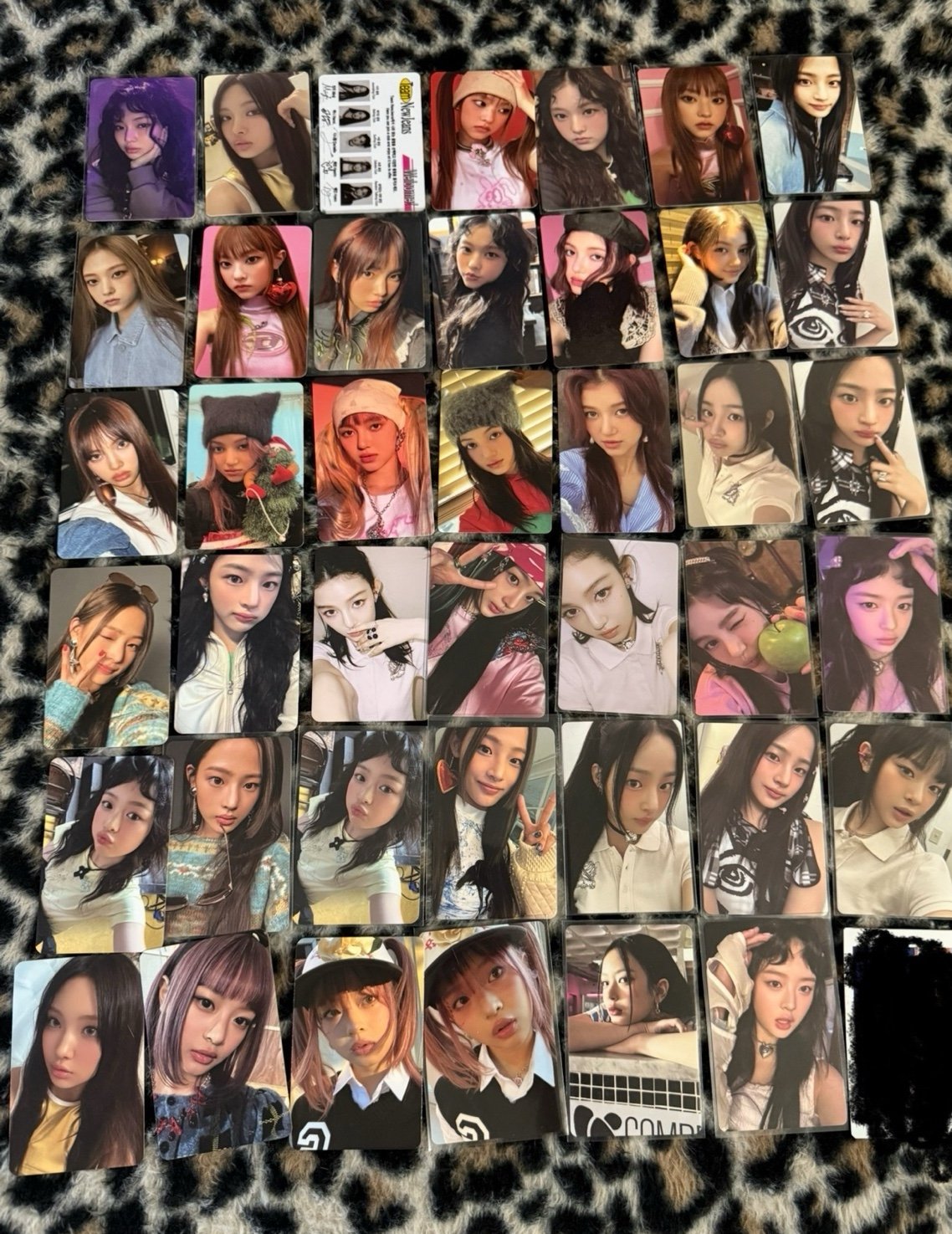 42 New jeans photocards